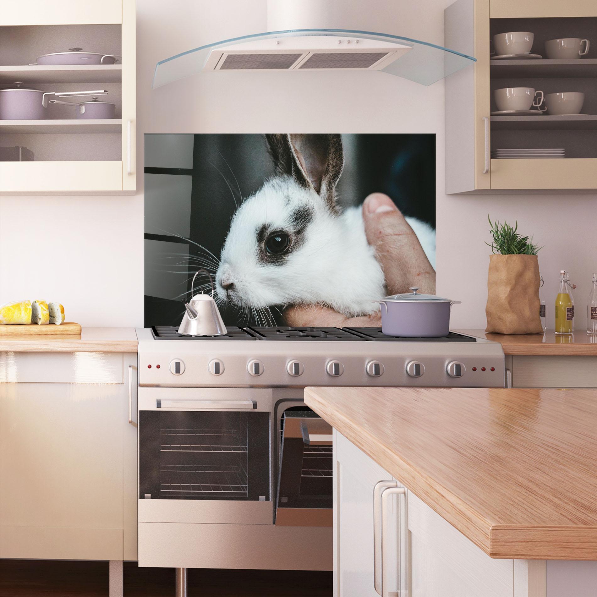 Panel Szklany do Kuchni Holding Cute Bunny mockup 1