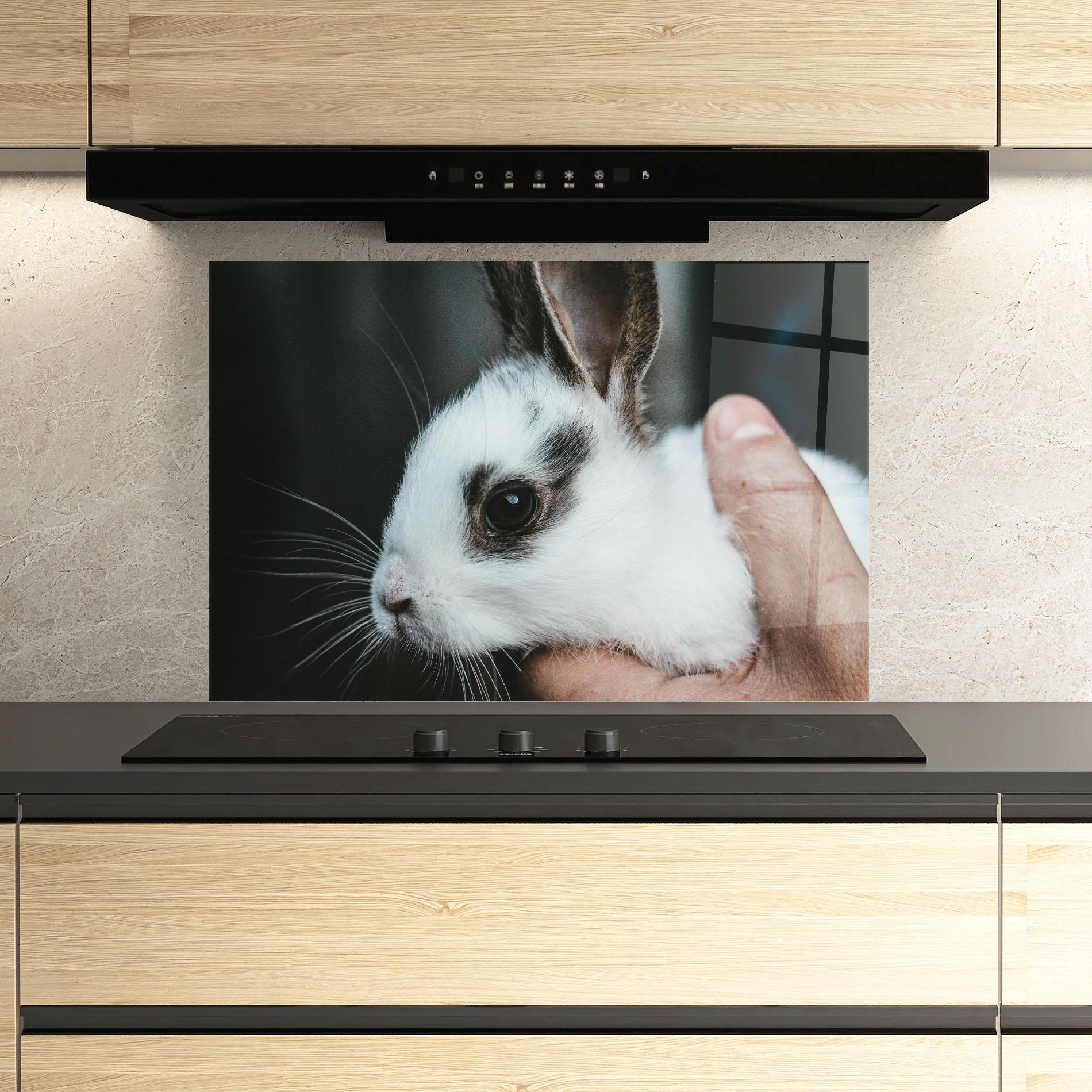 Panel Szklany do Kuchni Holding Cute Bunny mockup 3