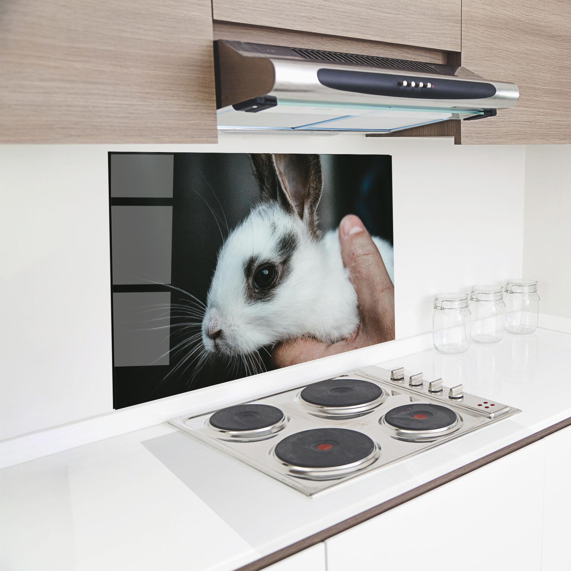 Panel Szklany do Kuchni Holding Cute Bunny mockup 8