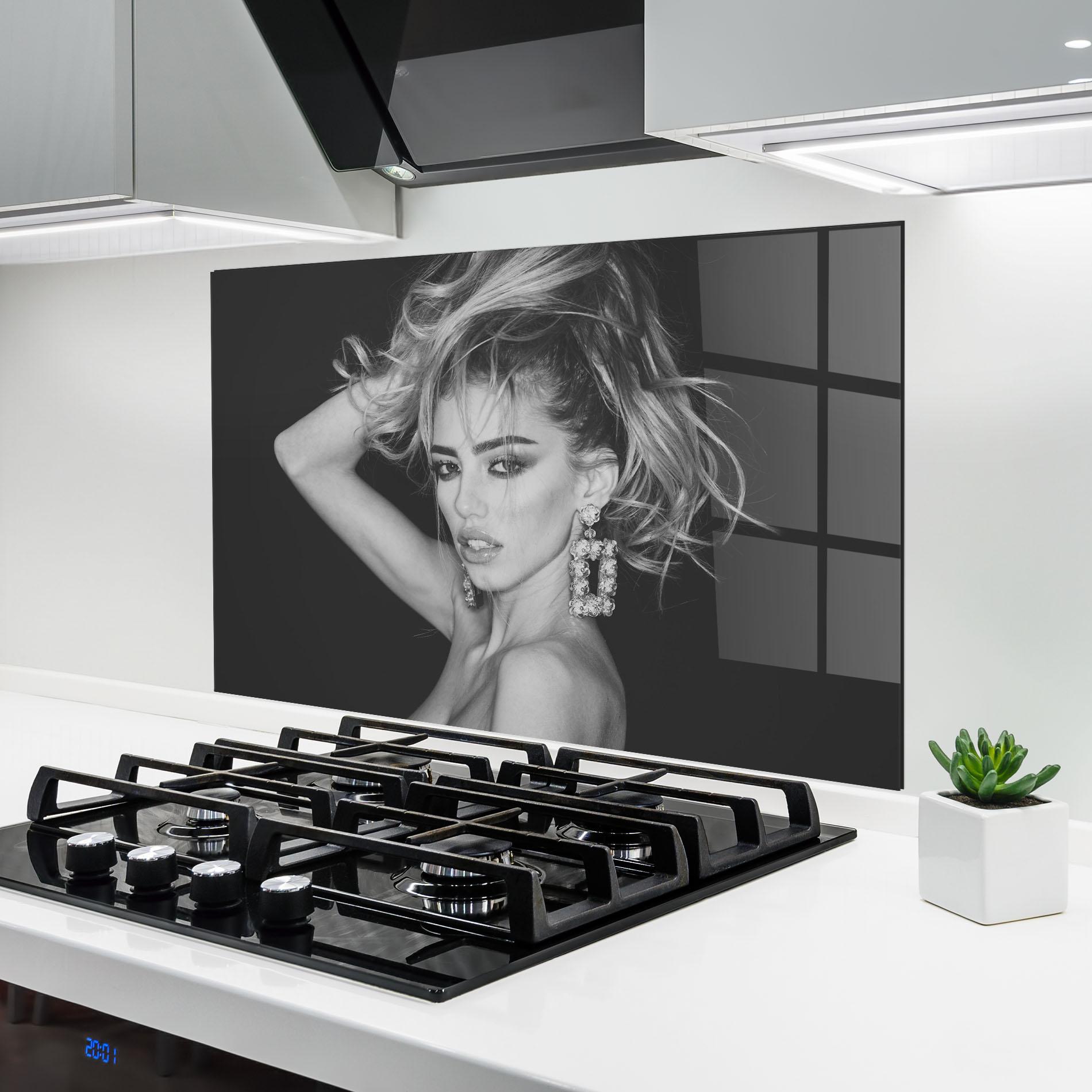 Panel Szklany do Kuchni Grey Flower Earrings mockup 6