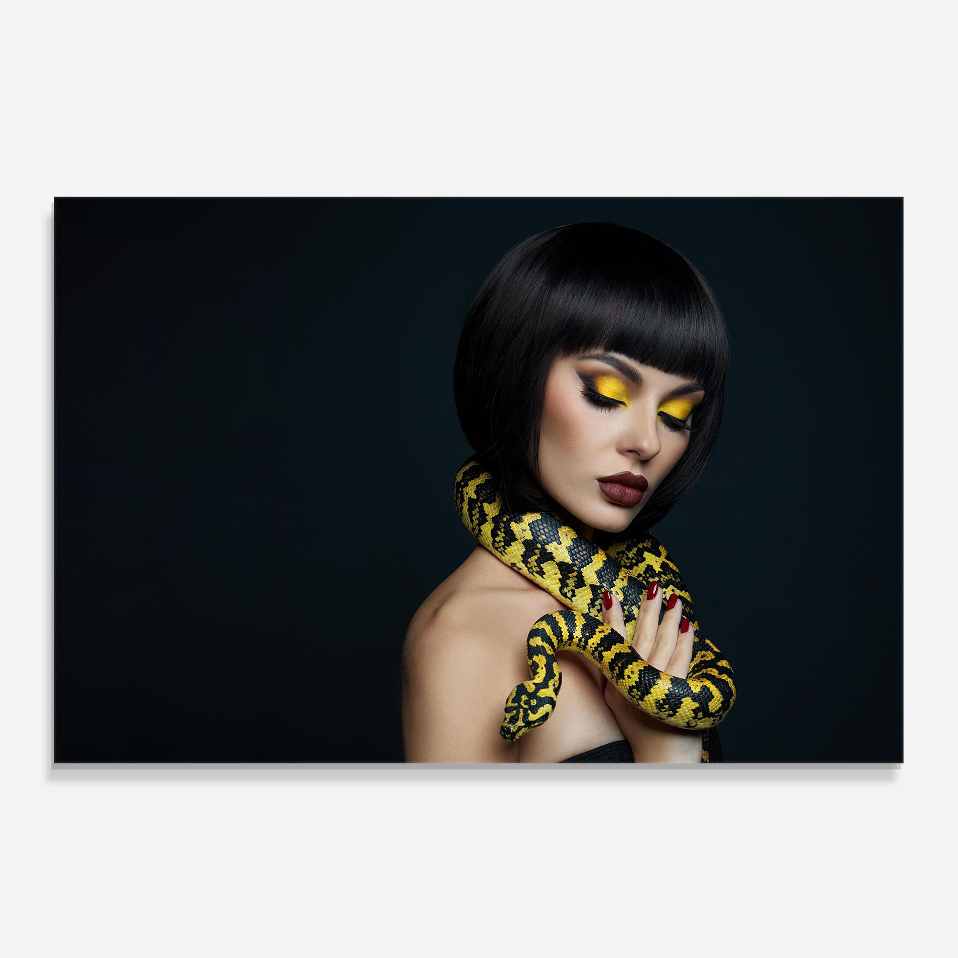 Panel Szklany do Kuchni Yellow Snake Makeup mockup 0