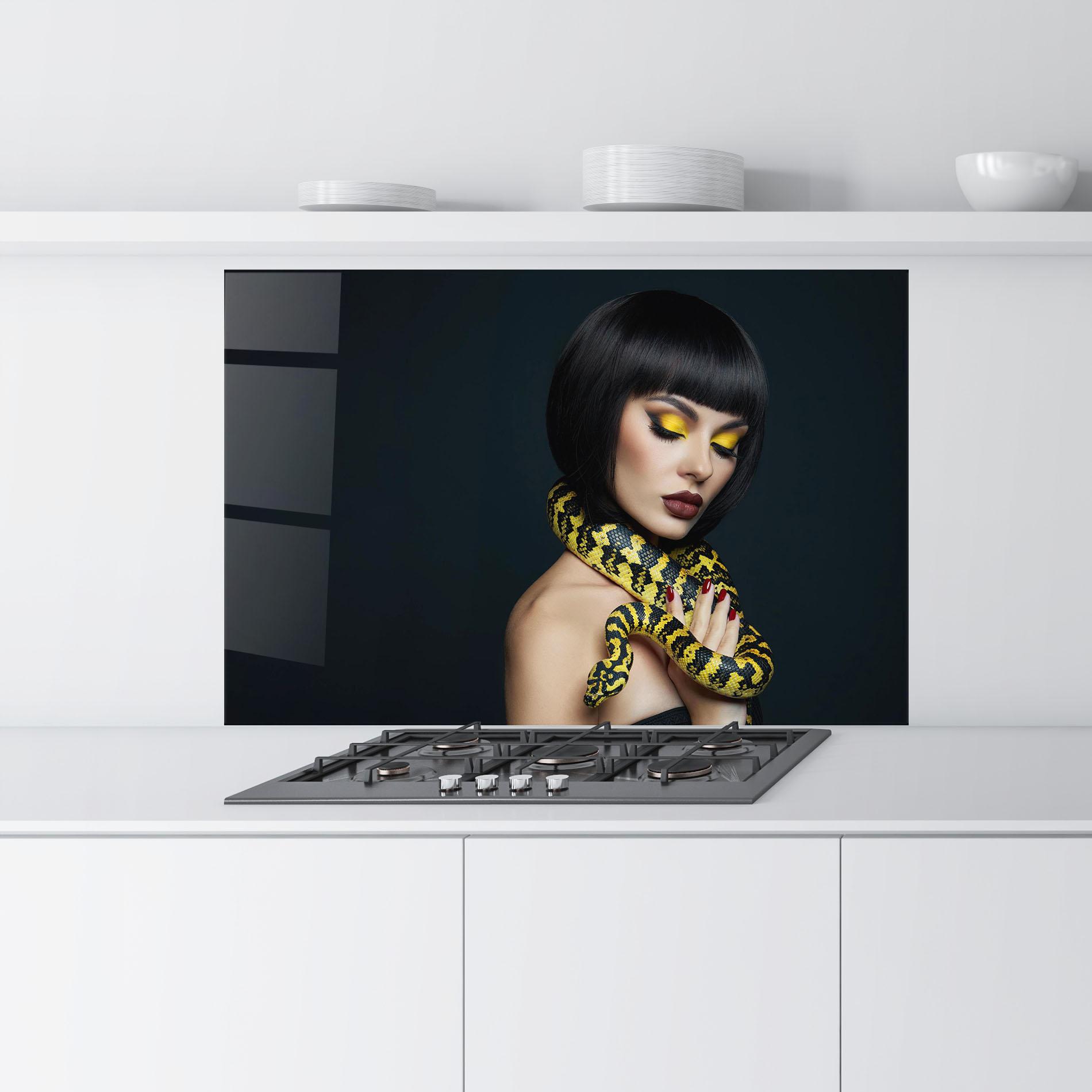 Panel Szklany do Kuchni Yellow Snake Makeup mockup 9
