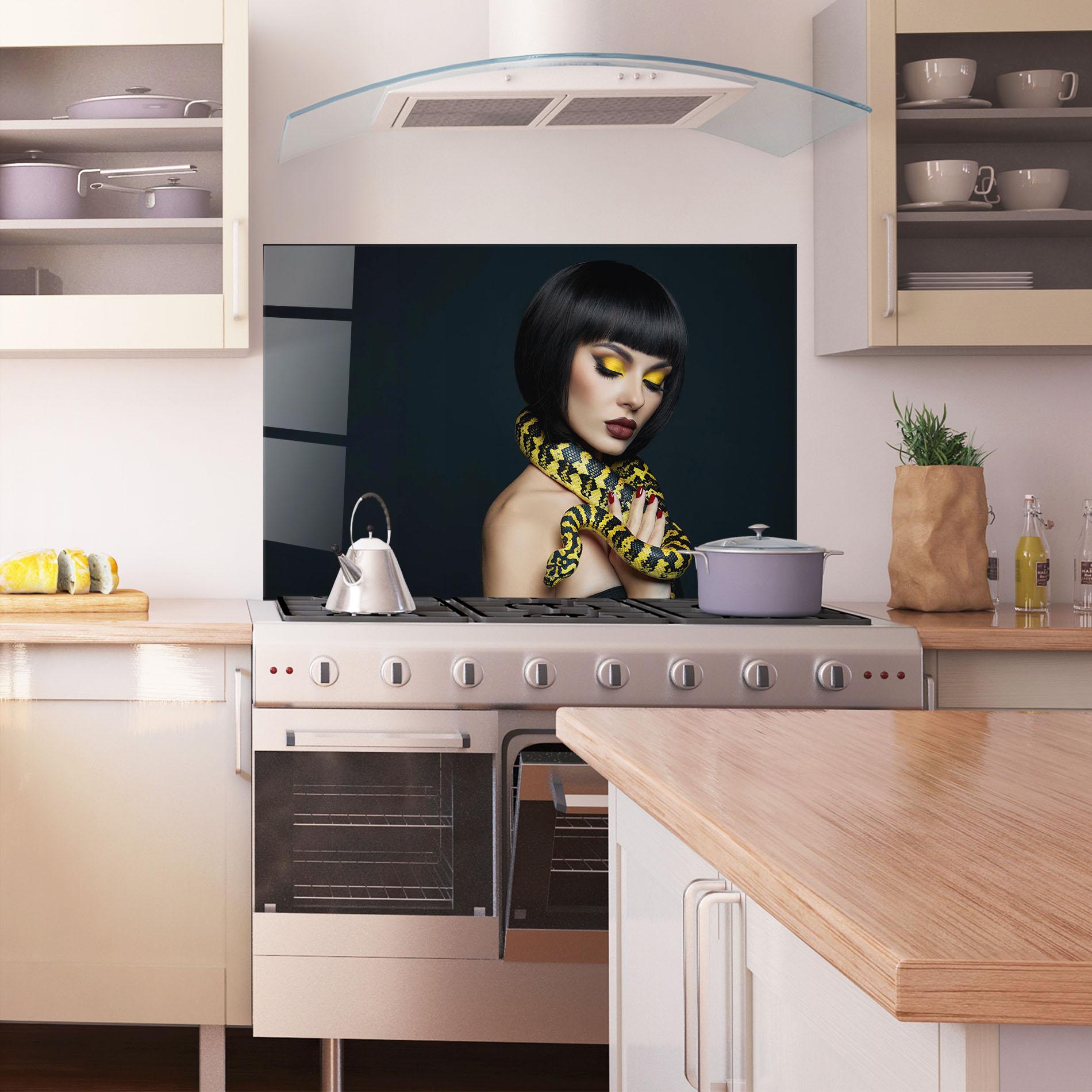 Panel Szklany do Kuchni Yellow Snake Makeup mockup 1