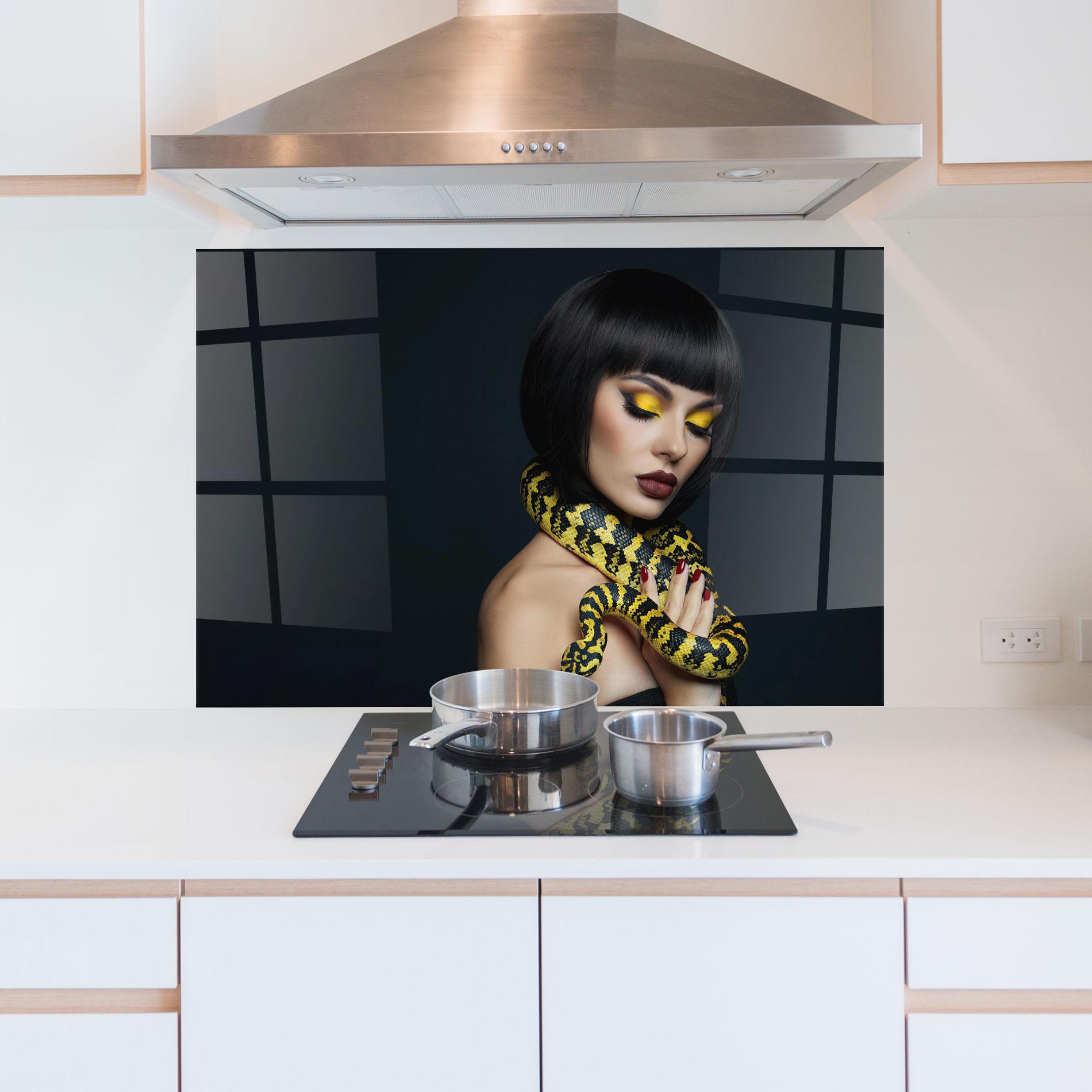 Panel Szklany do Kuchni Yellow Snake Makeup mockup 5