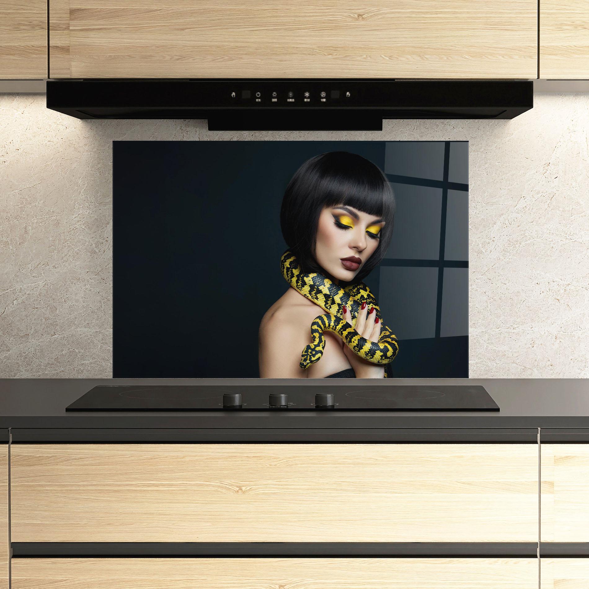 Panel Szklany do Kuchni Yellow Snake Makeup mockup 3