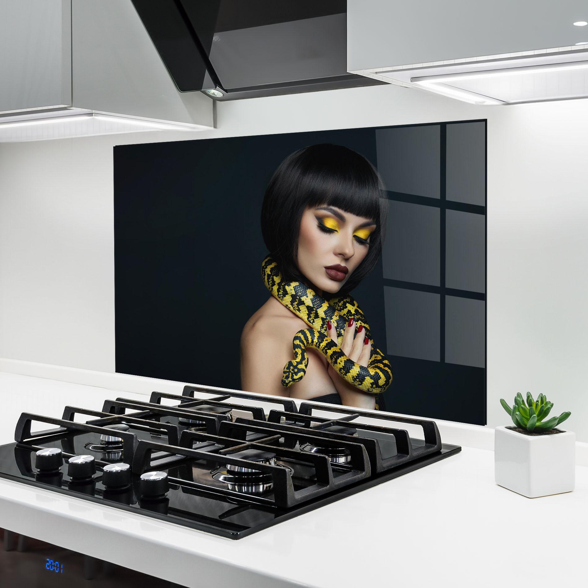 Panel Szklany do Kuchni Yellow Snake Makeup mockup 6