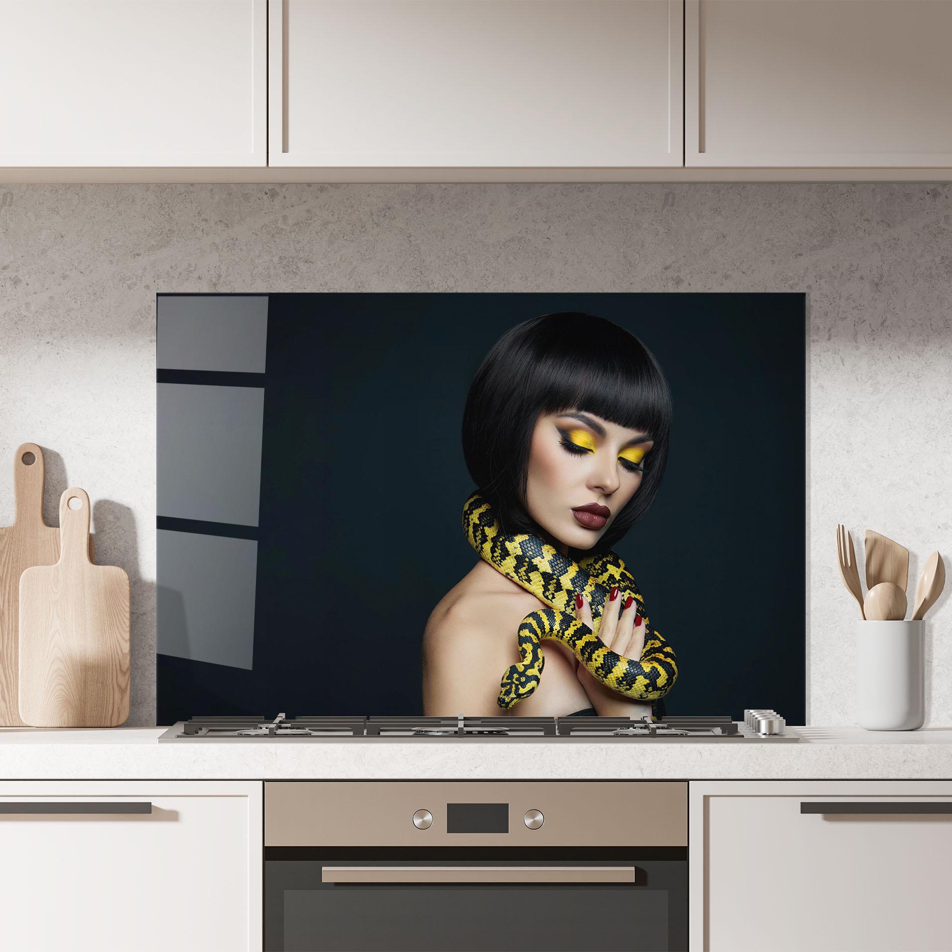 Panel Szklany do Kuchni Yellow Snake Makeup mockup 7