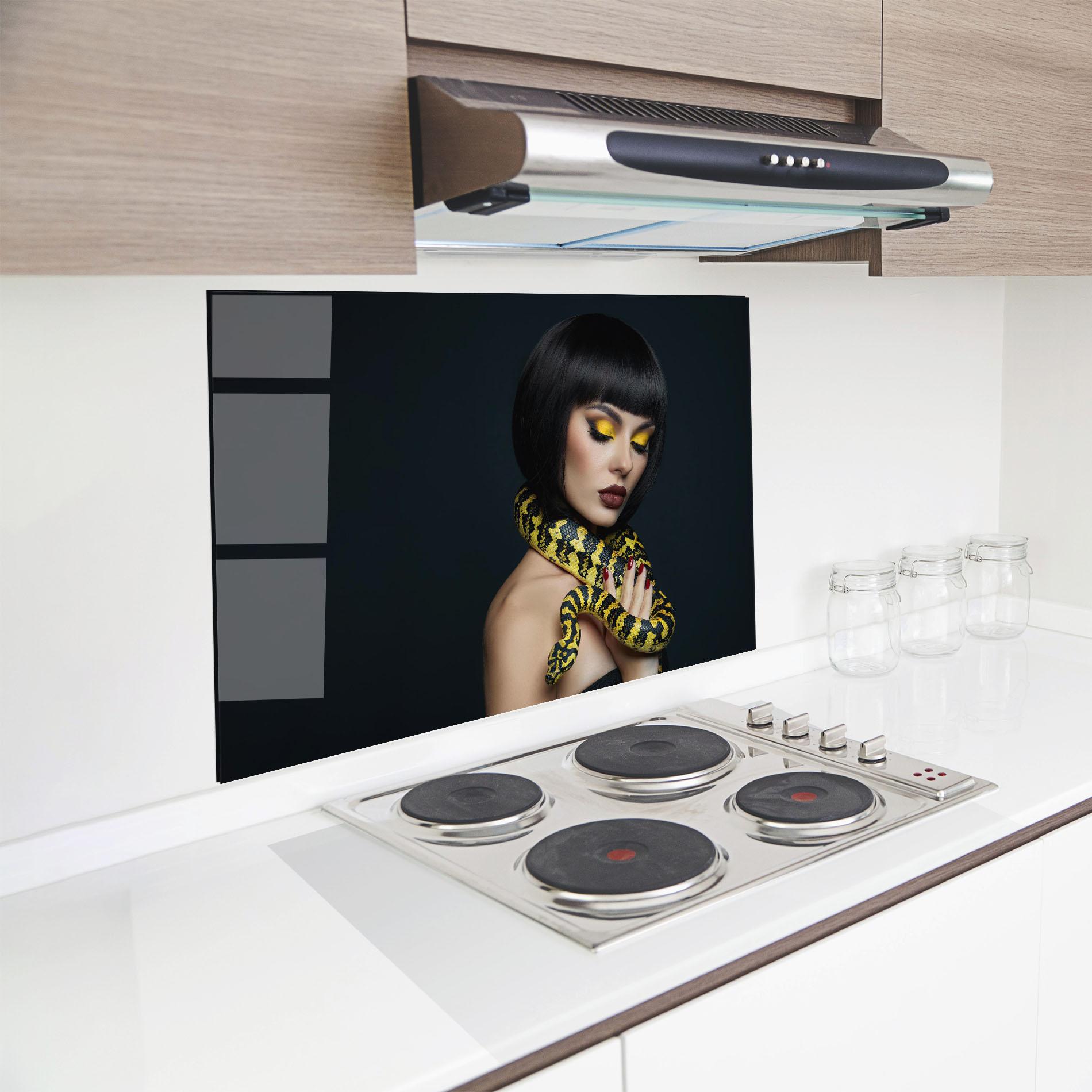 Panel Szklany do Kuchni Yellow Snake Makeup mockup 8