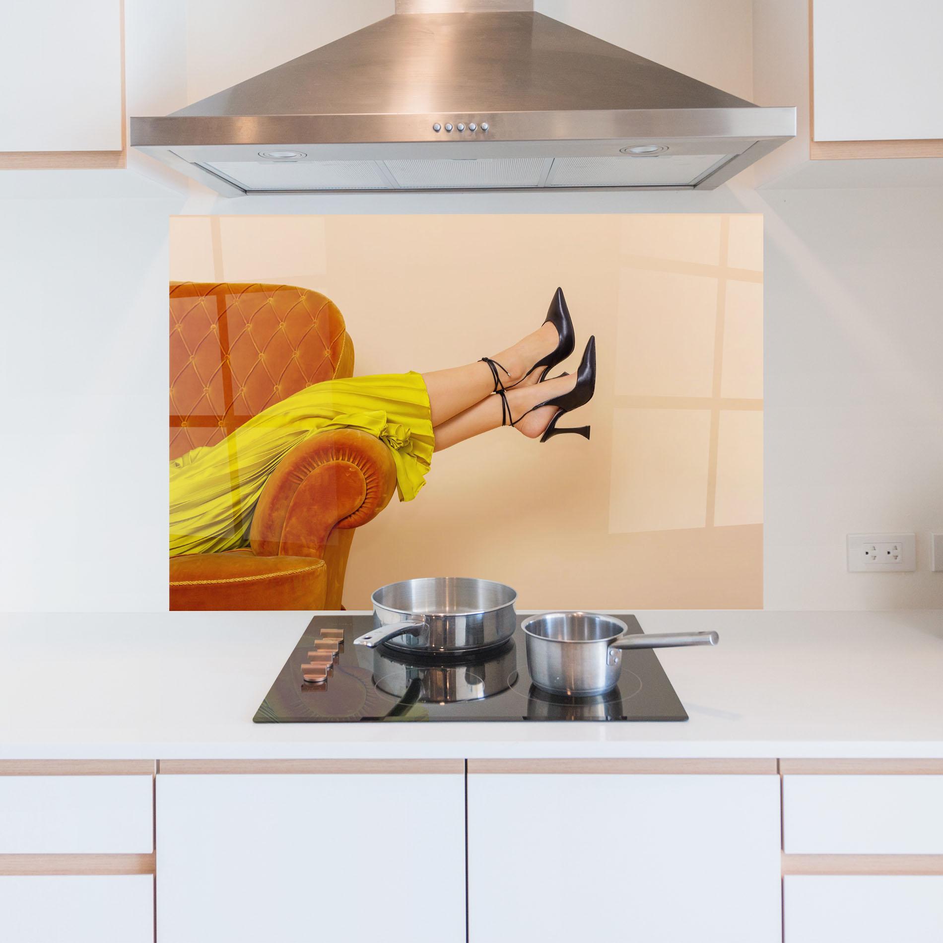 Panel Szklany do Kuchni Black Heals On Cream mockup 5