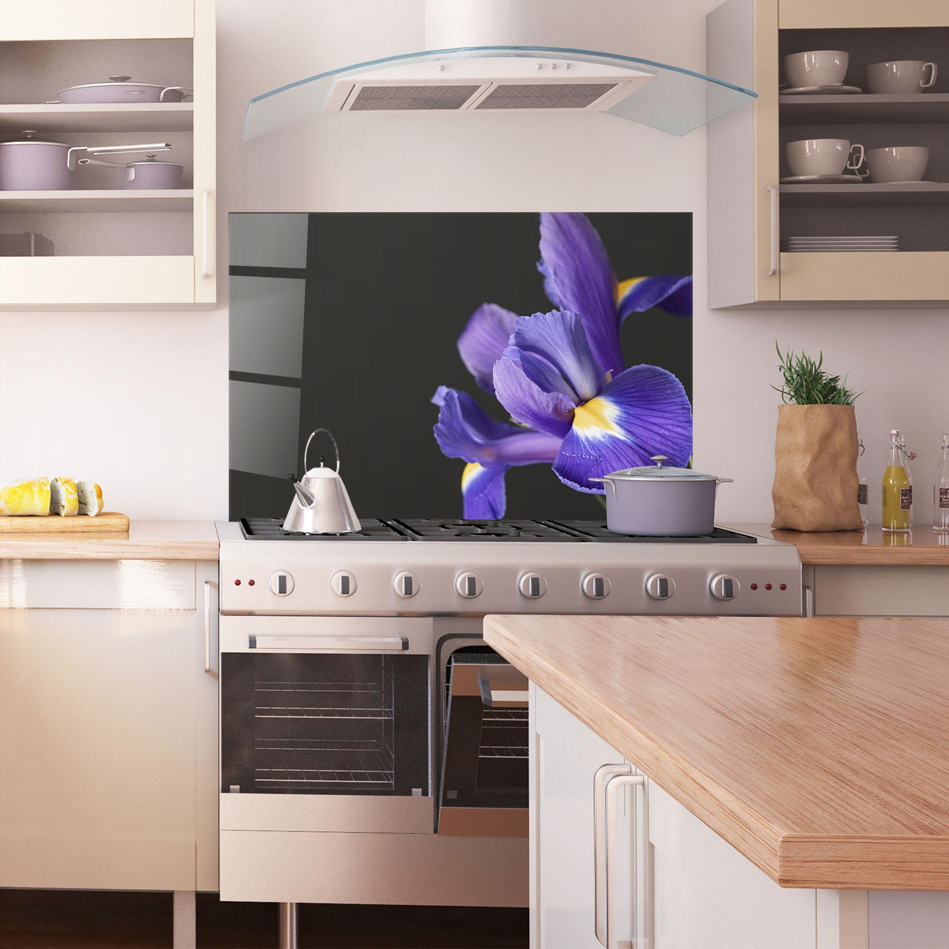 Panel Szklany do Kuchni Iris On Black mockup 1