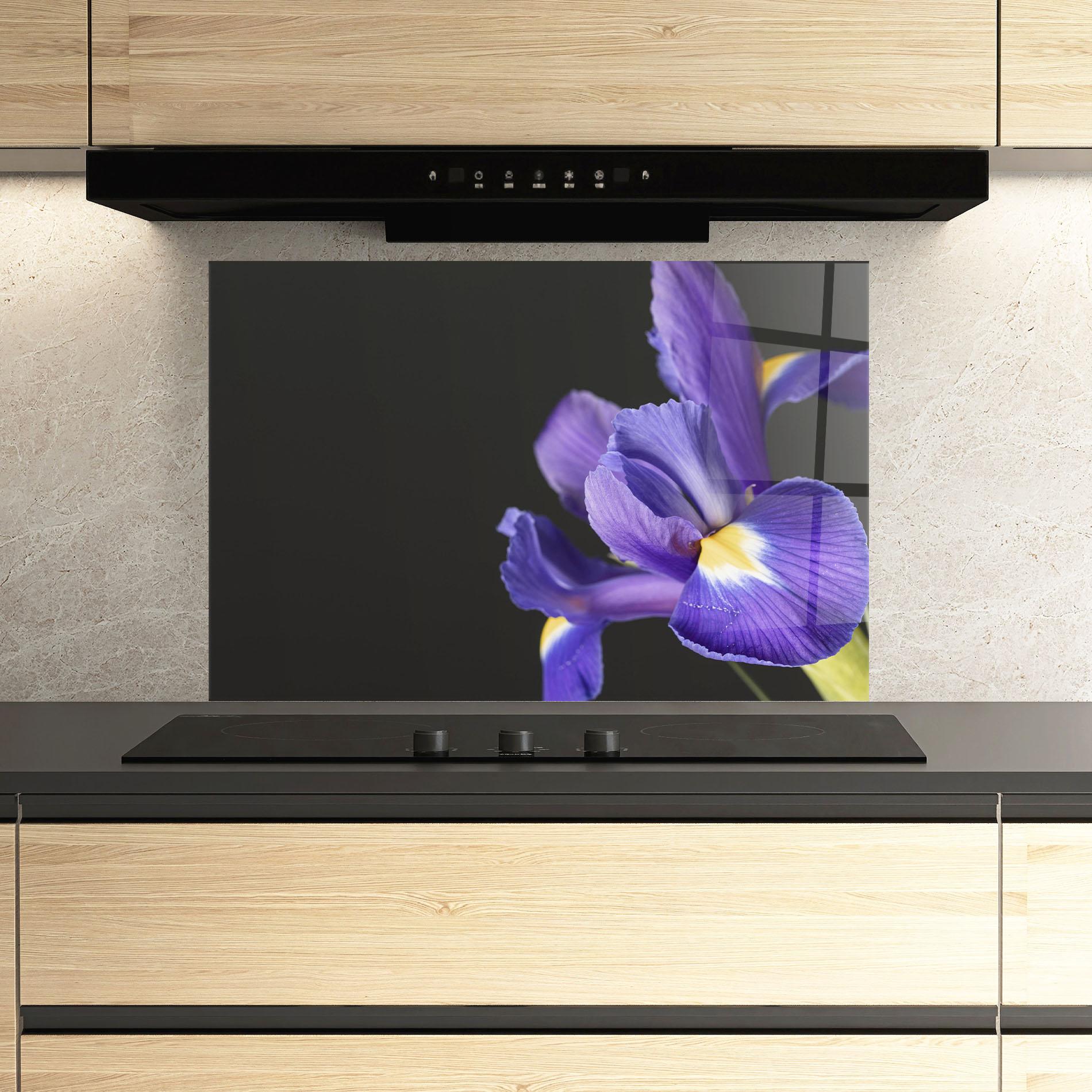 Panel Szklany do Kuchni Iris On Black mockup 3