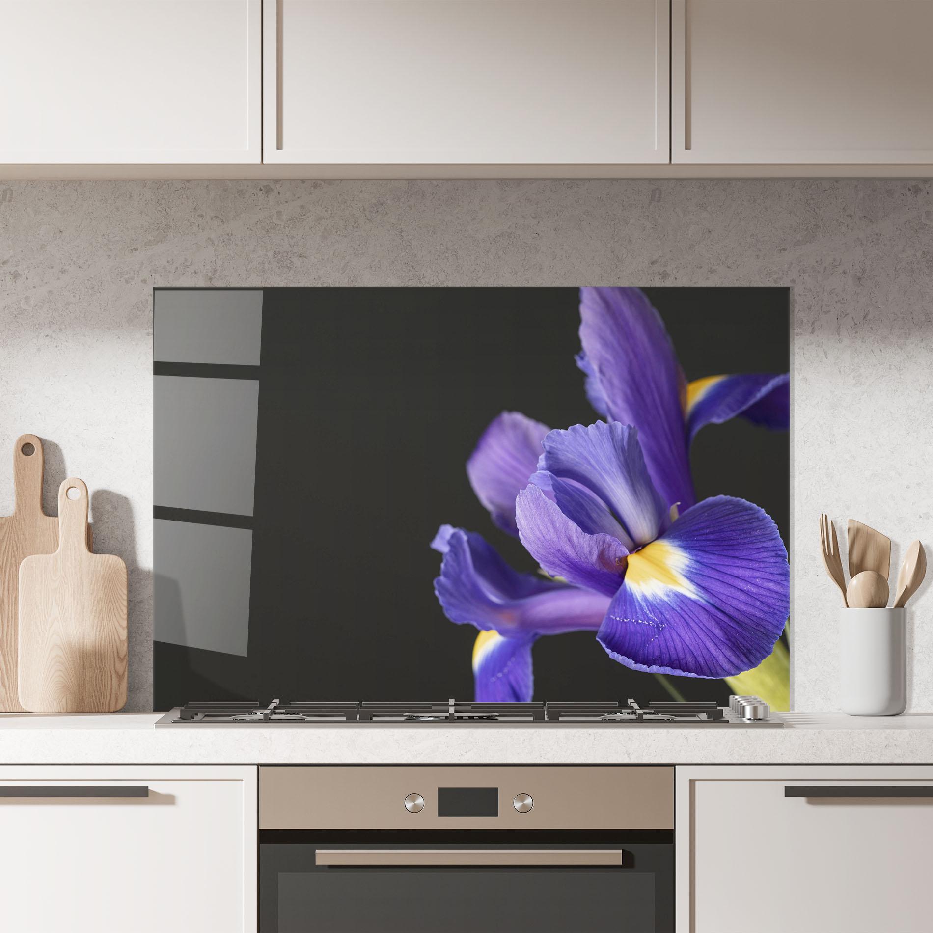 Panel Szklany do Kuchni Iris On Black mockup 7