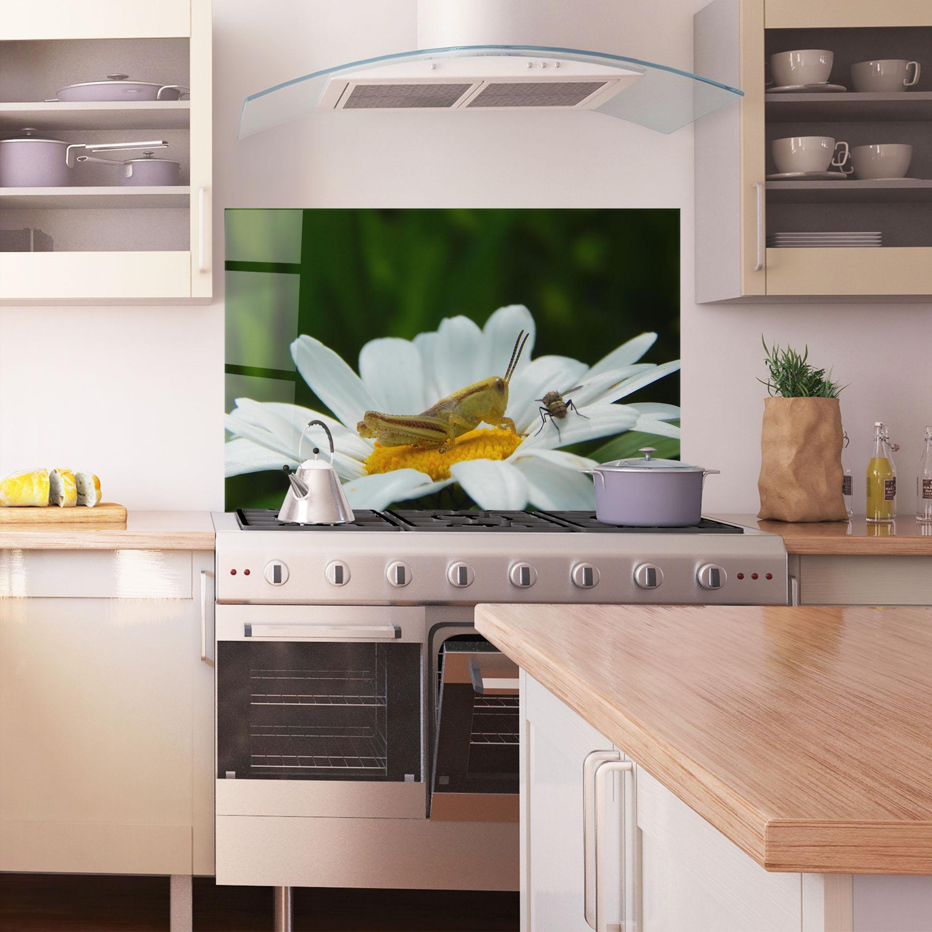 Panel Szklany do Kuchni Cricket On Daisy mockup 1