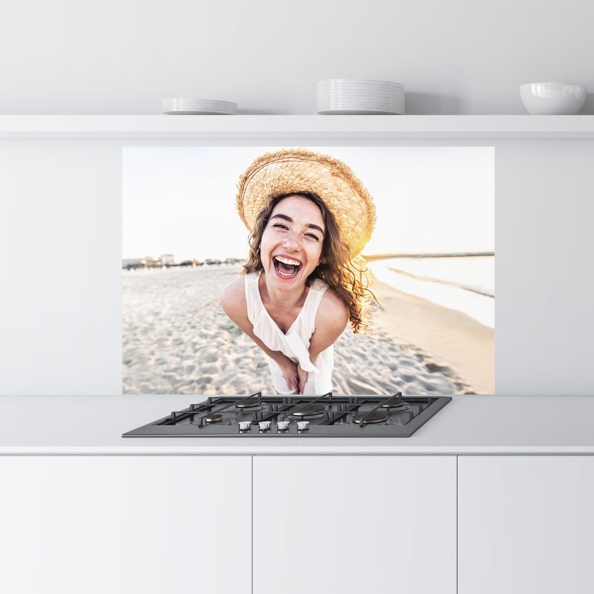 Panel Szklany do Kuchni Joyful Woman mockup 9