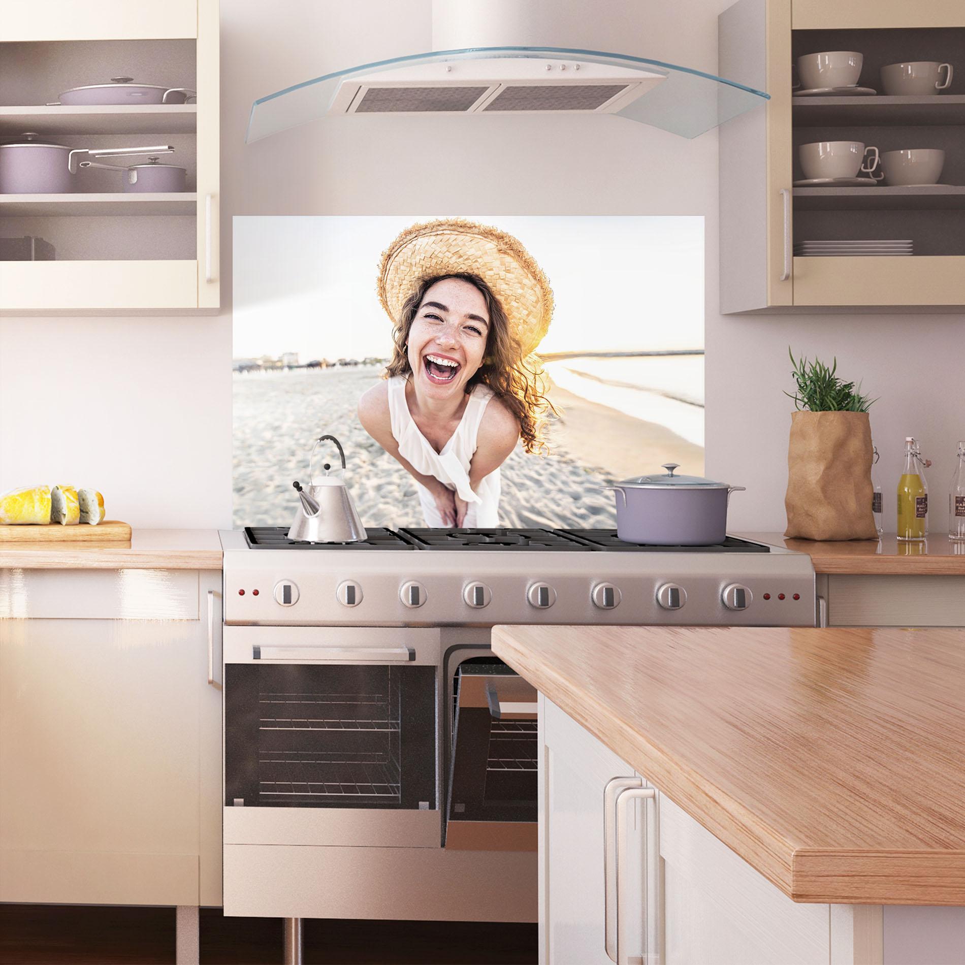 Panel Szklany do Kuchni Joyful Woman mockup 1
