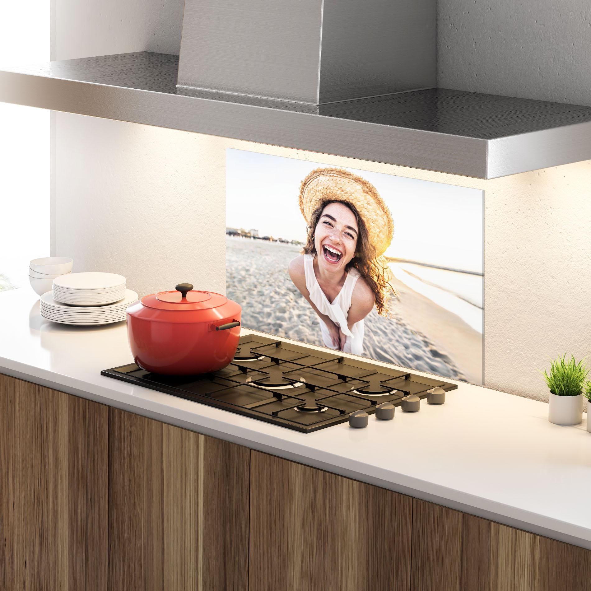 Panel Szklany do Kuchni Joyful Woman mockup 4