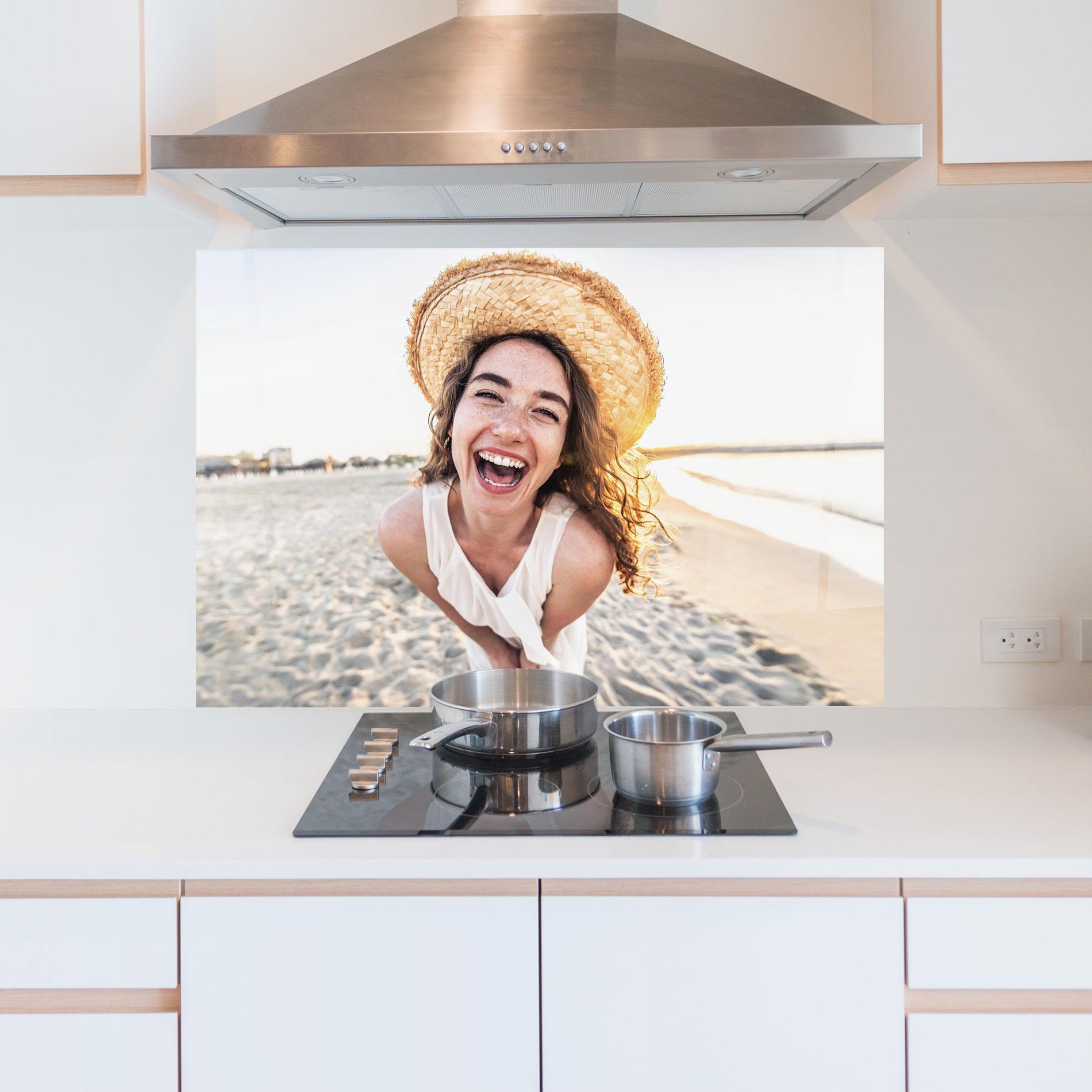 Panel Szklany do Kuchni Joyful Woman mockup 5