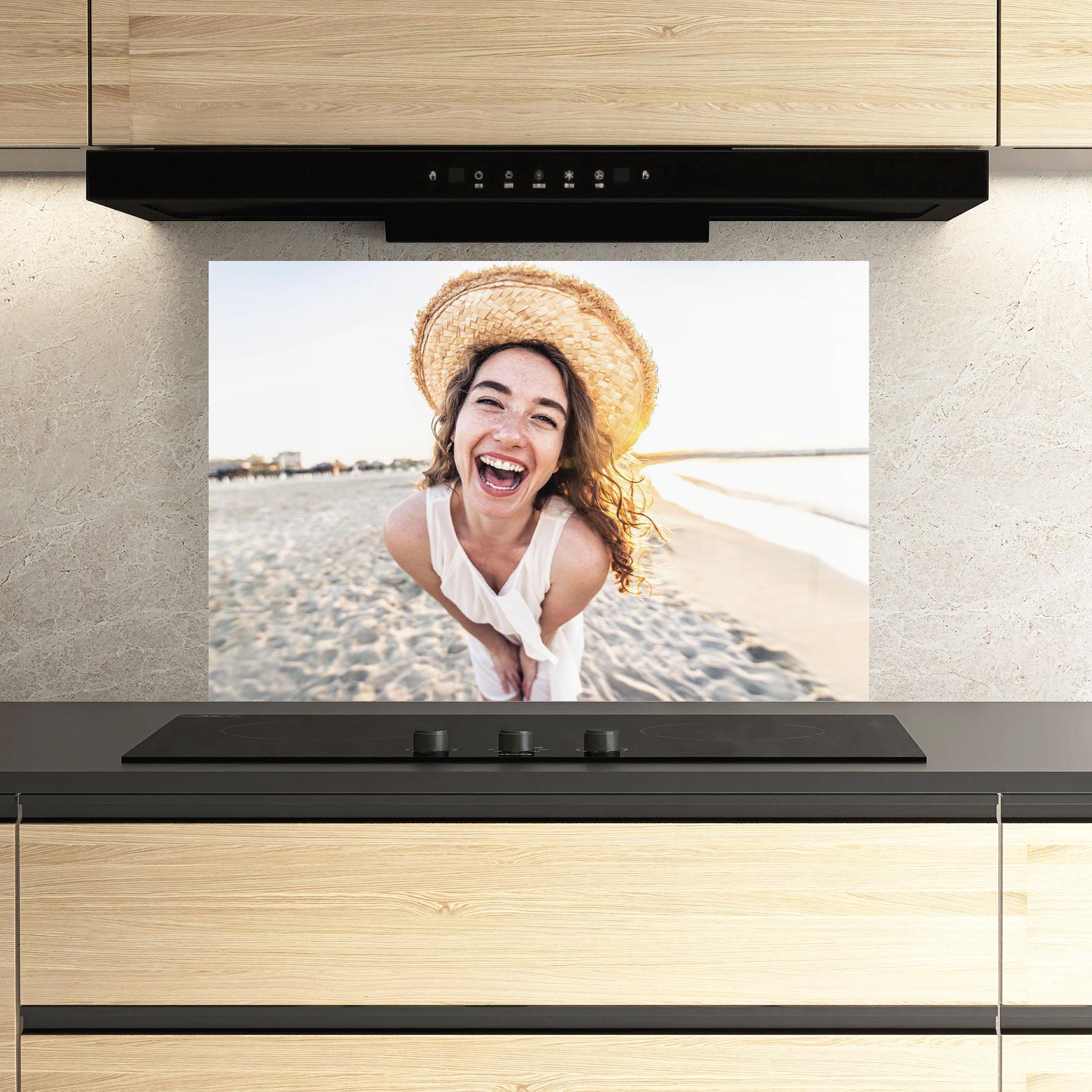 Panel Szklany do Kuchni Joyful Woman mockup 3