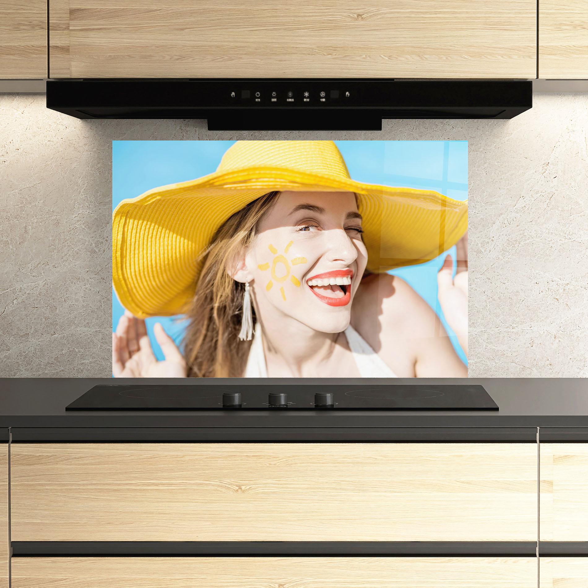 Panel Szklany do Kuchni Yellow Hat Woman mockup 3