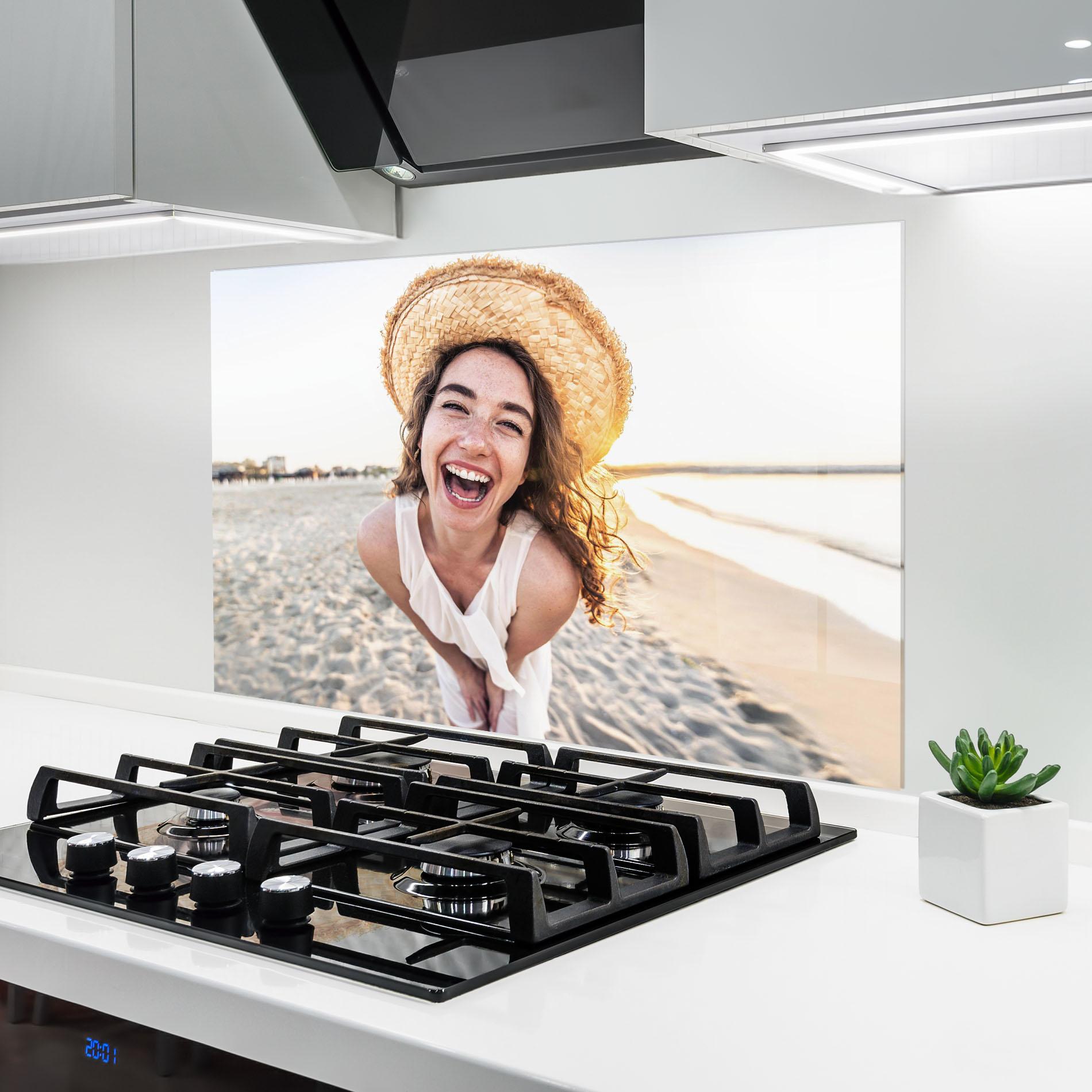 Panel Szklany do Kuchni Joyful Woman mockup 6