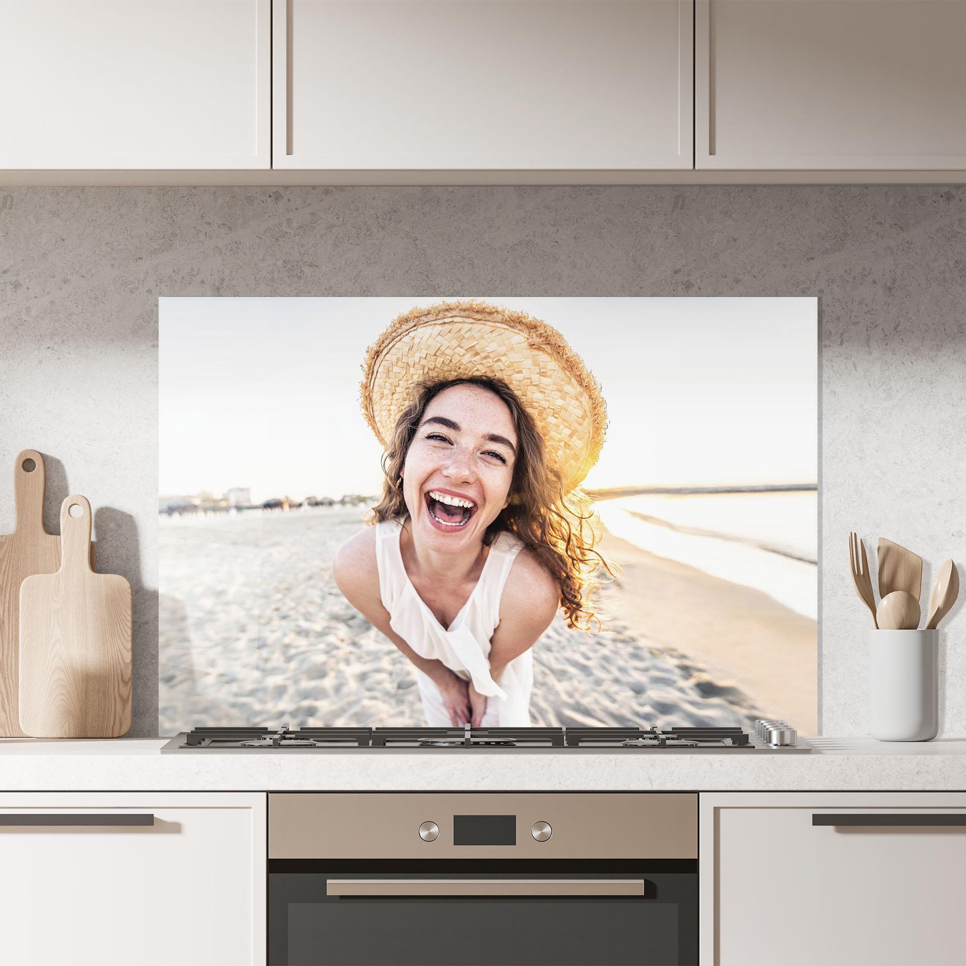 Panel Szklany do Kuchni Joyful Woman mockup 7