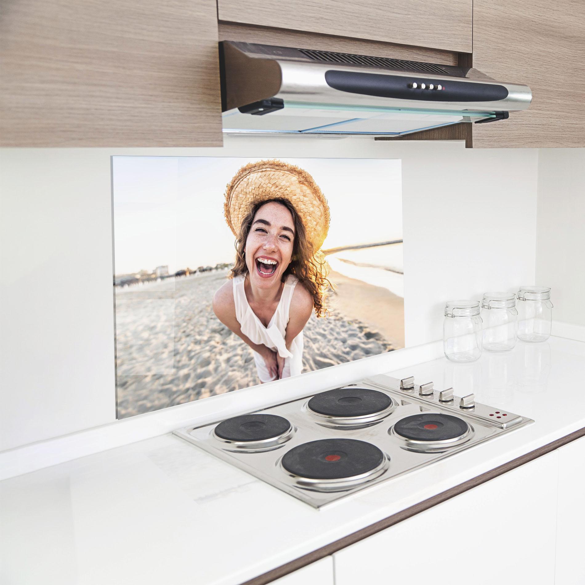 Panel Szklany do Kuchni Joyful Woman mockup 8