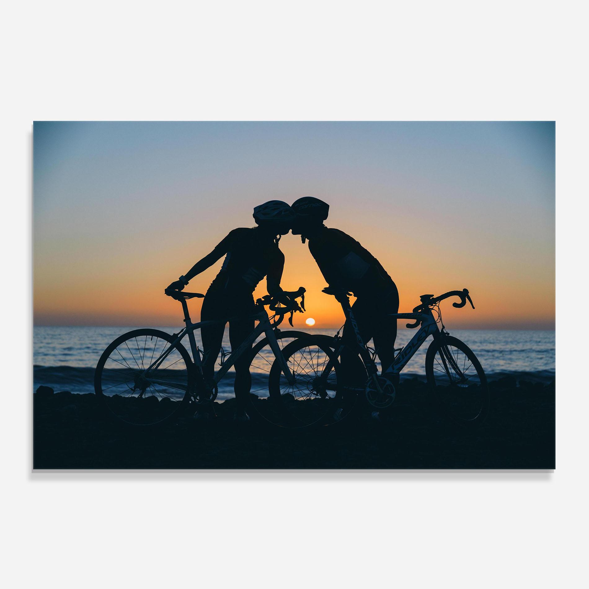 Panel Szklany do Kuchni Bike Couple Kissing mockup 0
