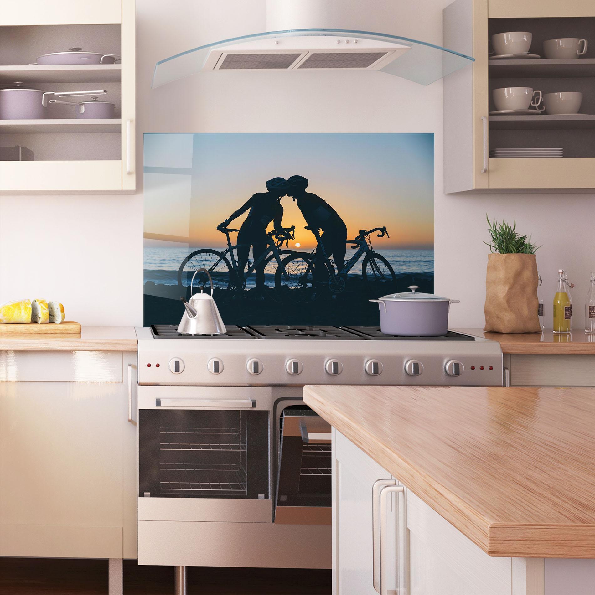 Panel Szklany do Kuchni Bike Couple Kissing mockup 1