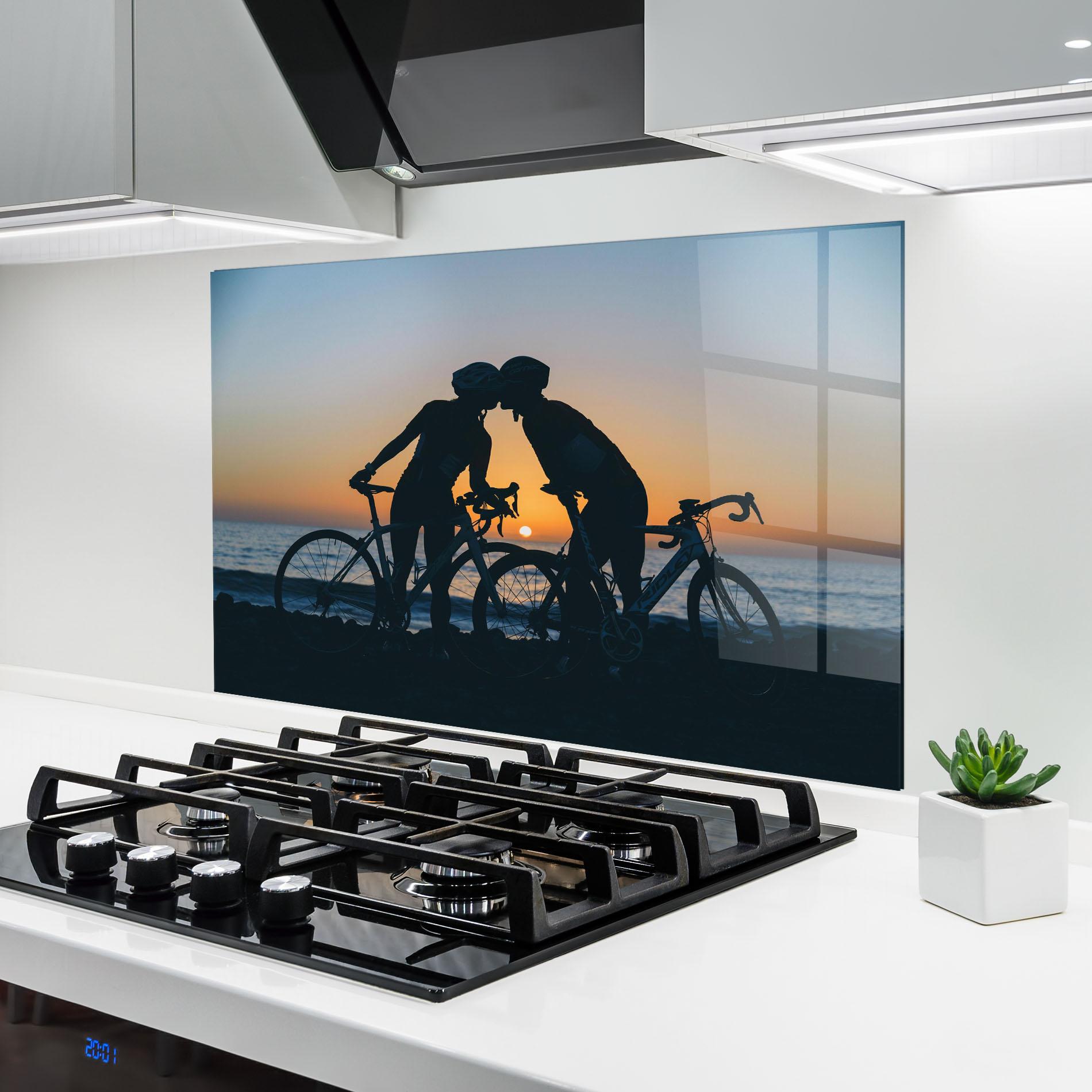 Panel Szklany do Kuchni Bike Couple Kissing mockup 6