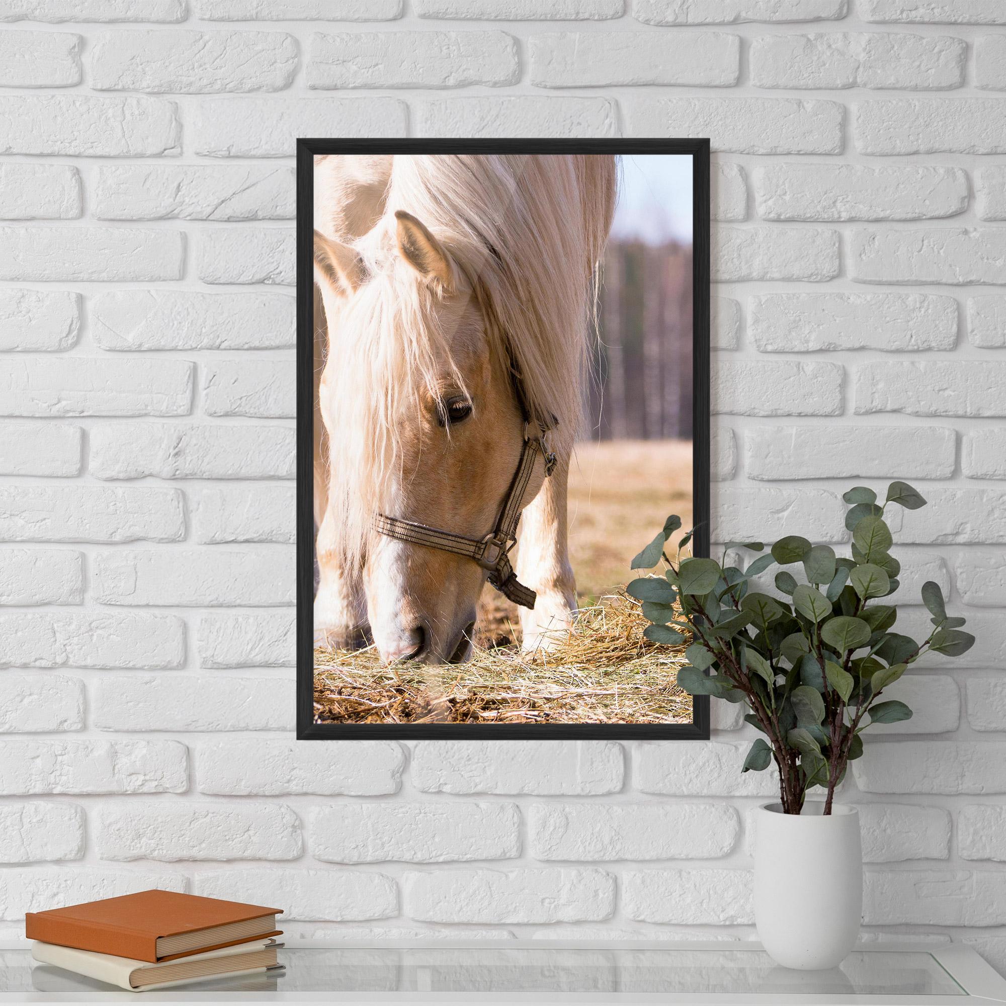 Plakat w Ramie Cream Horse Eating mockup 5