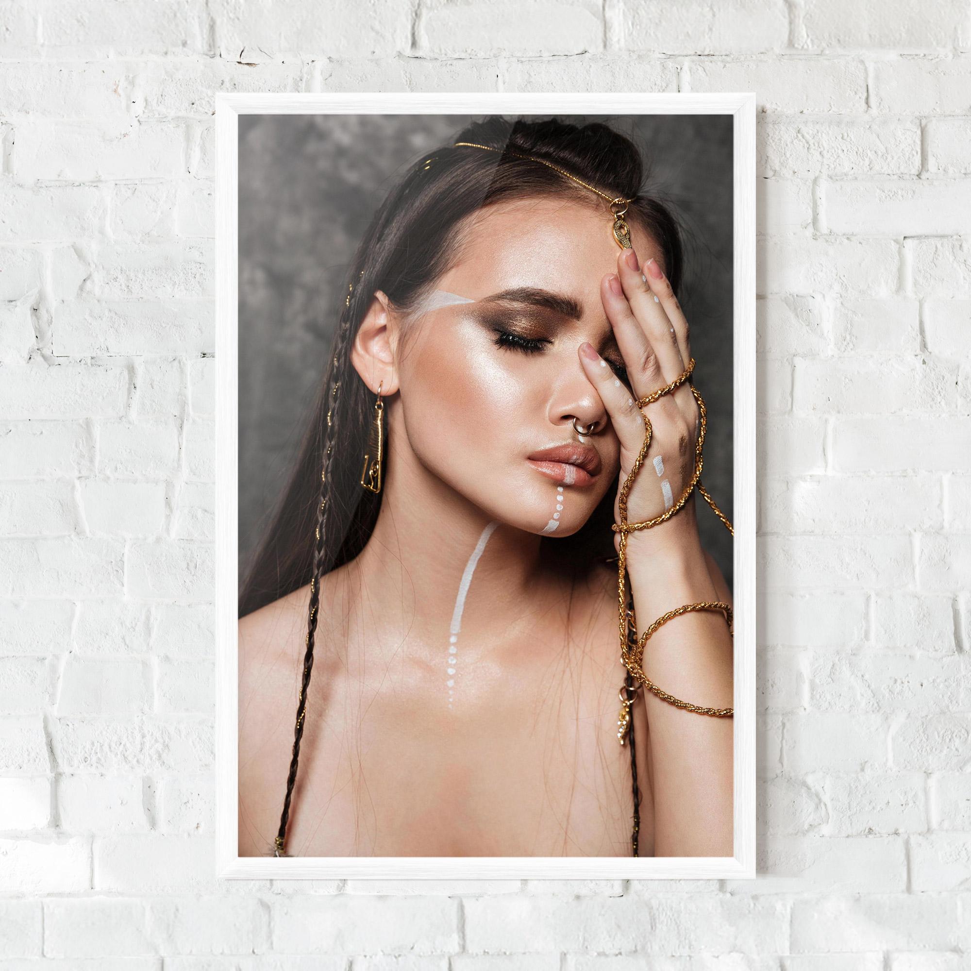 Plakat w Ramie Gold Hand Accessory mockup 0