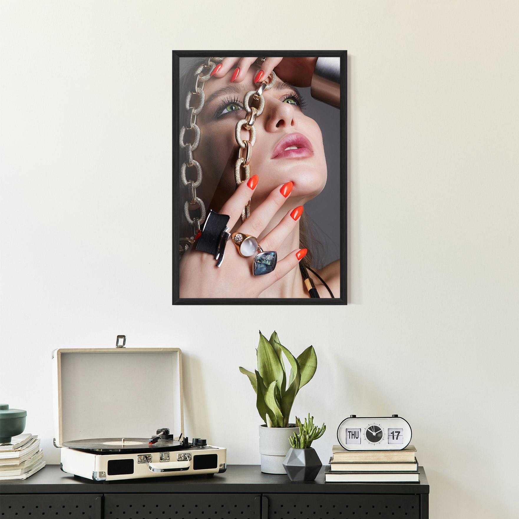 Plakat w Ramie Big Chain Woman mockup 2