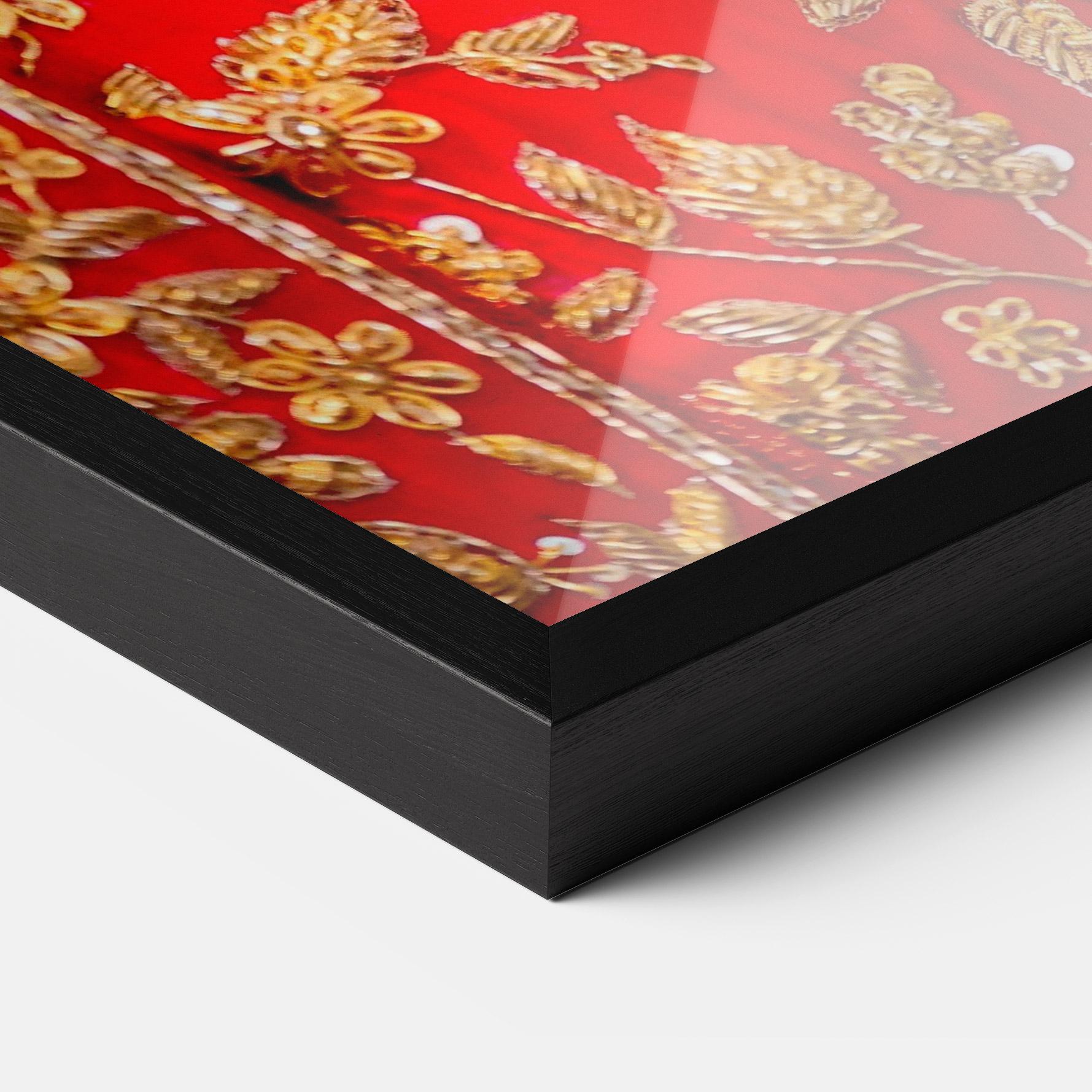 Plakat w Ramie Gold Beautiful Jewelry mockup 3