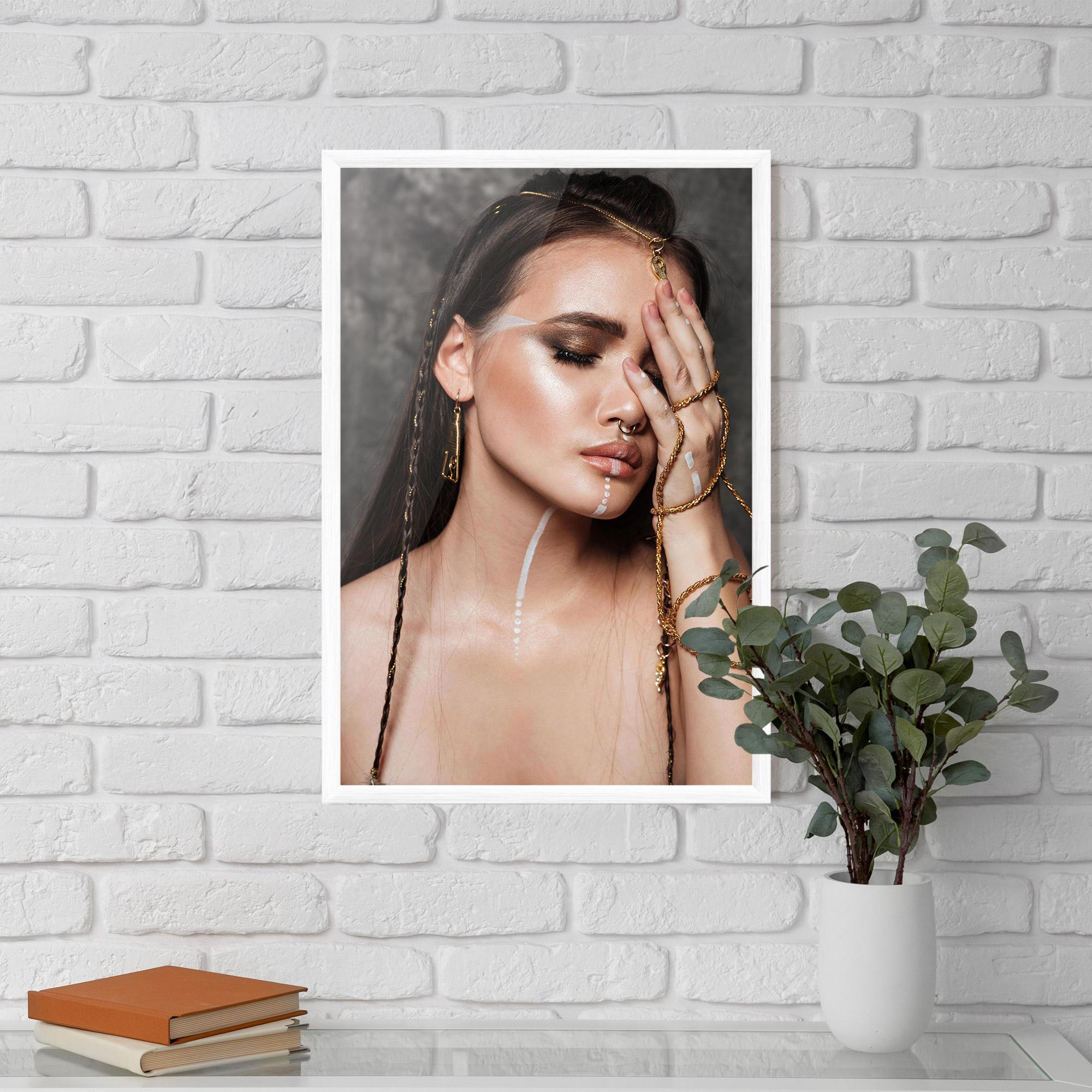 Plakat w Ramie Gold Hand Accessory mockup 5