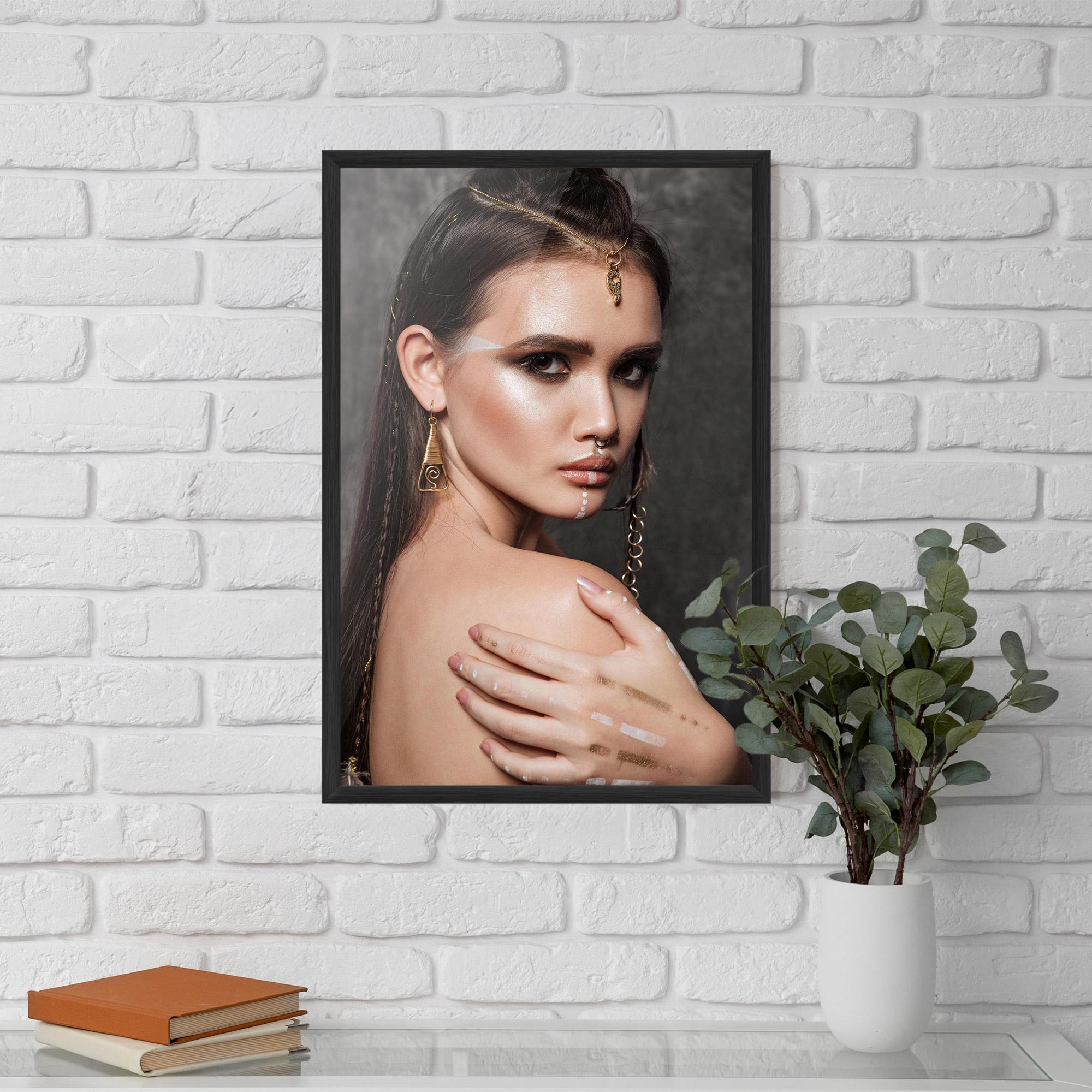 Plakat w Ramie Gold Triangle Earring mockup 5