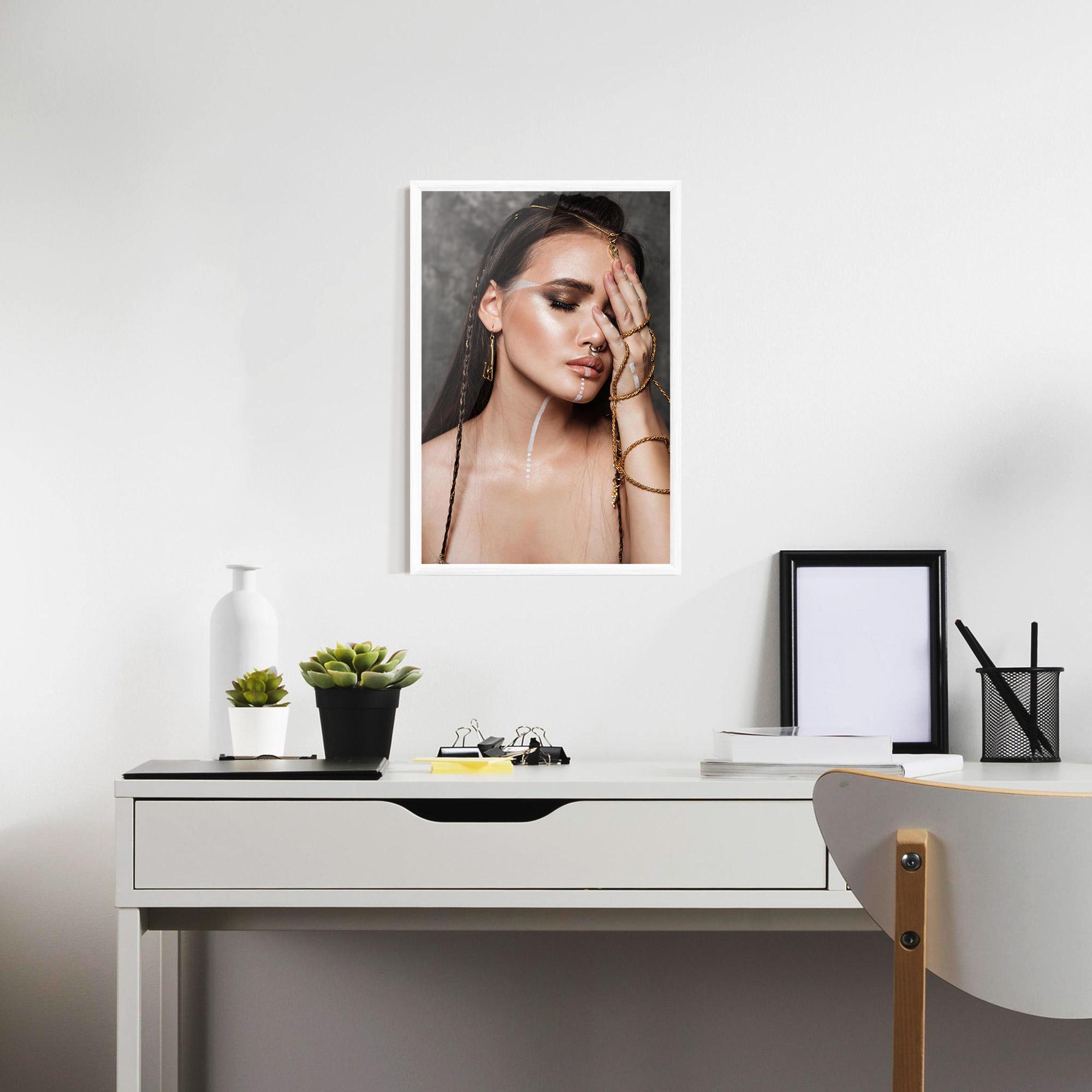 Plakat w Ramie Gold Hand Accessory mockup 7