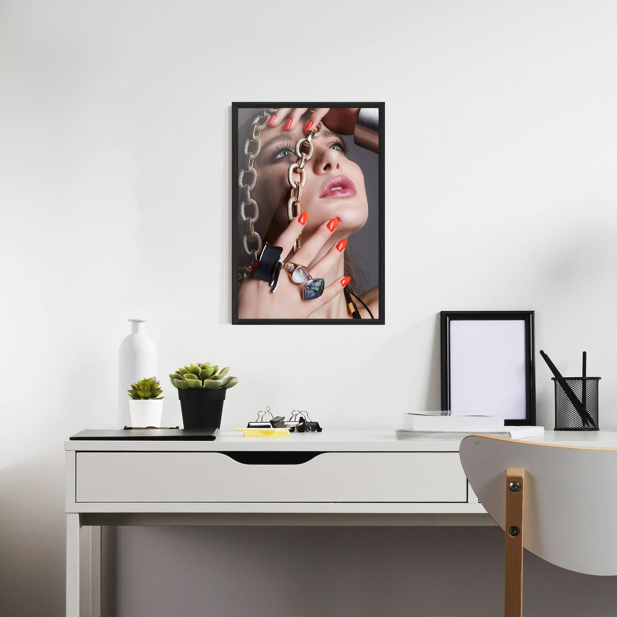 Plakat w Ramie Big Chain Woman mockup 7