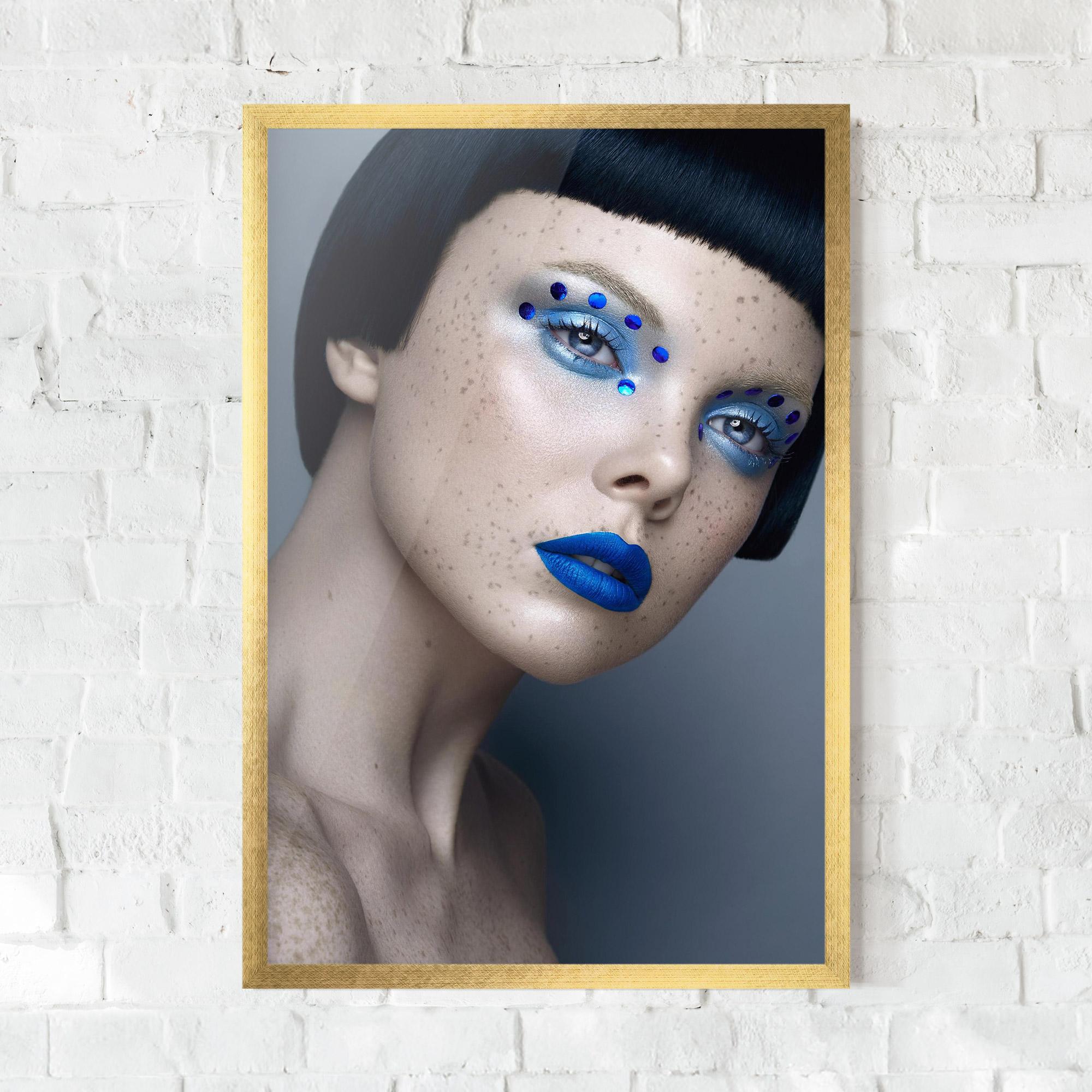Plakat w Ramie Pretty Blue Makeup mockup 0