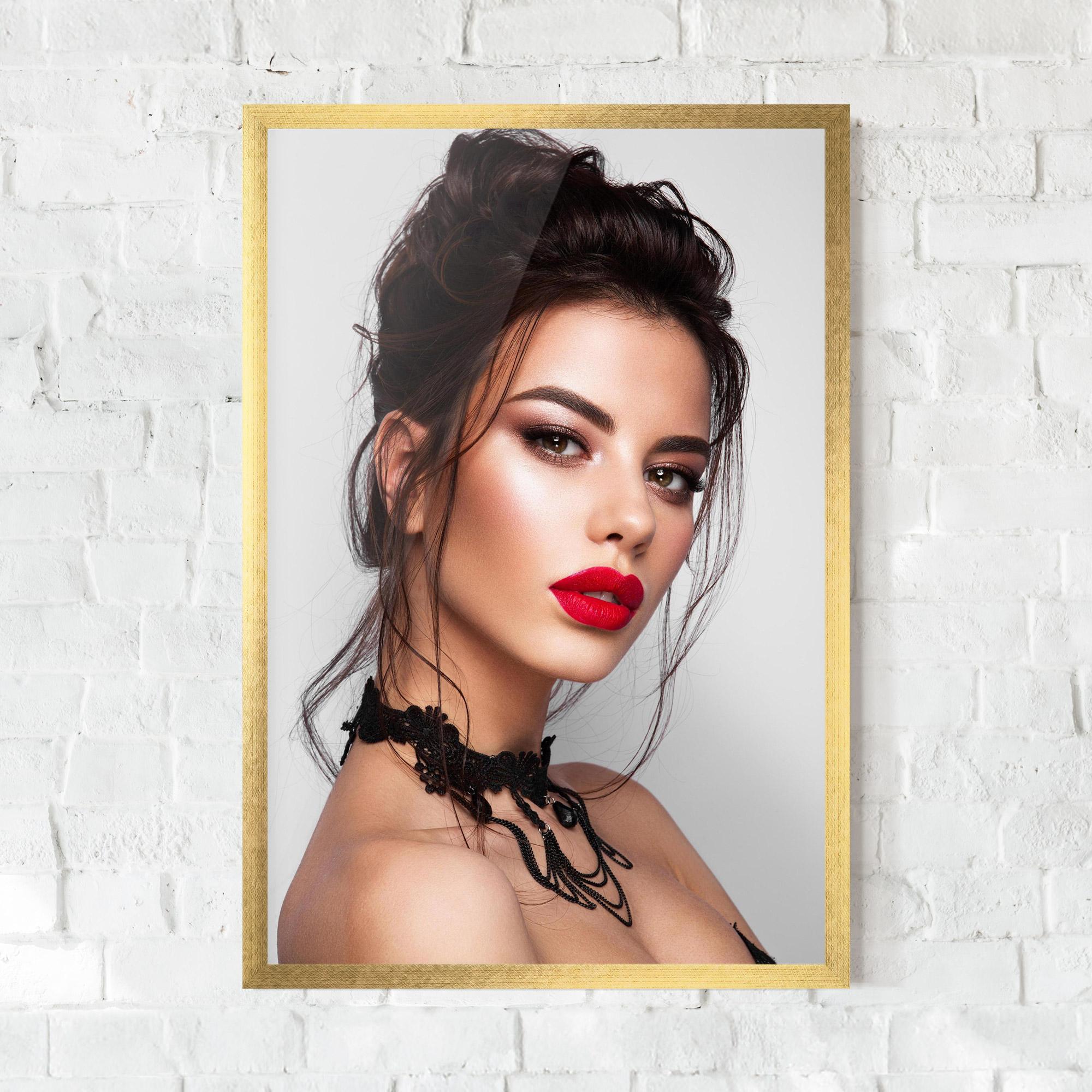Plakat w Ramie Pretty Brunette Makeup mockup 0