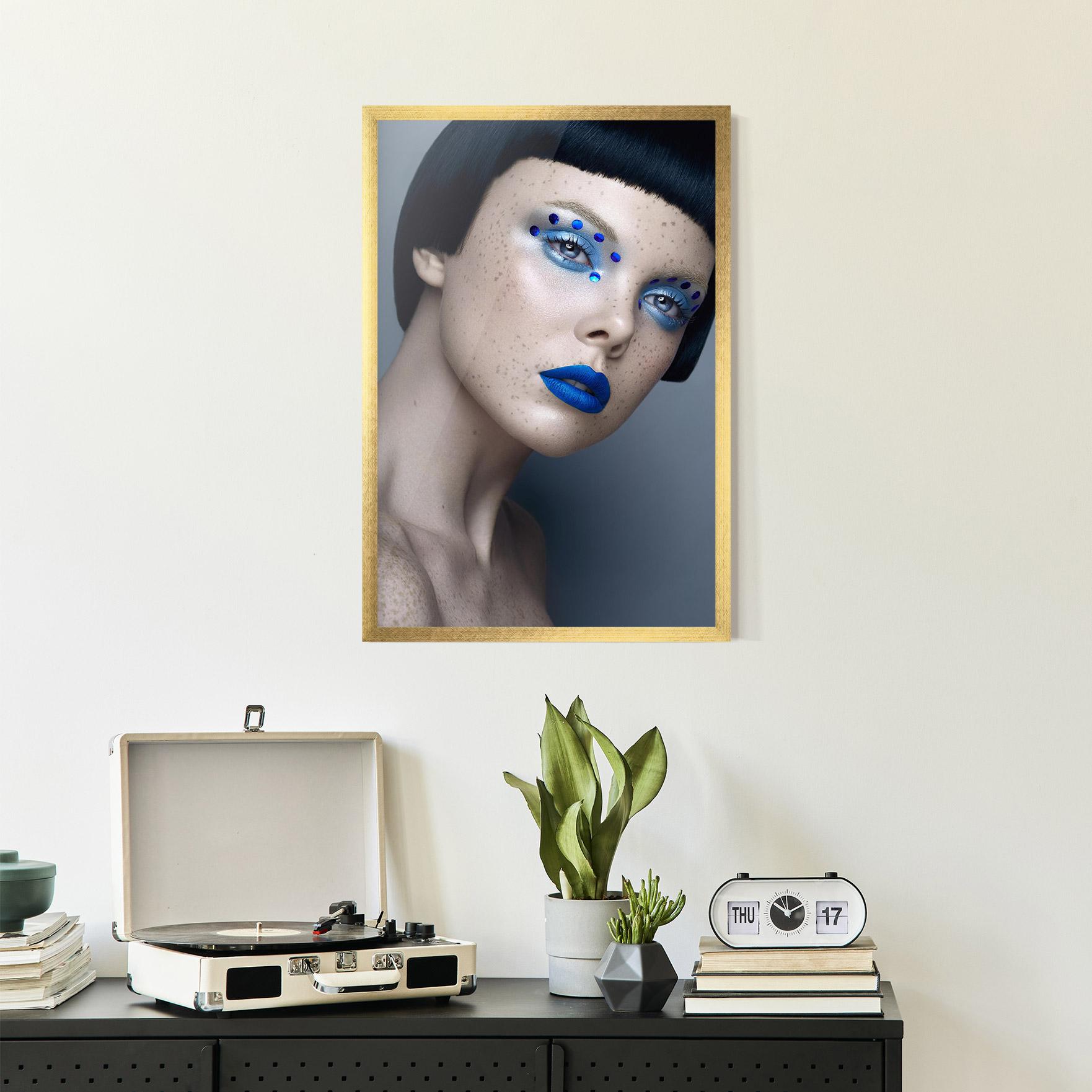 Plakat w Ramie Pretty Blue Makeup mockup 2