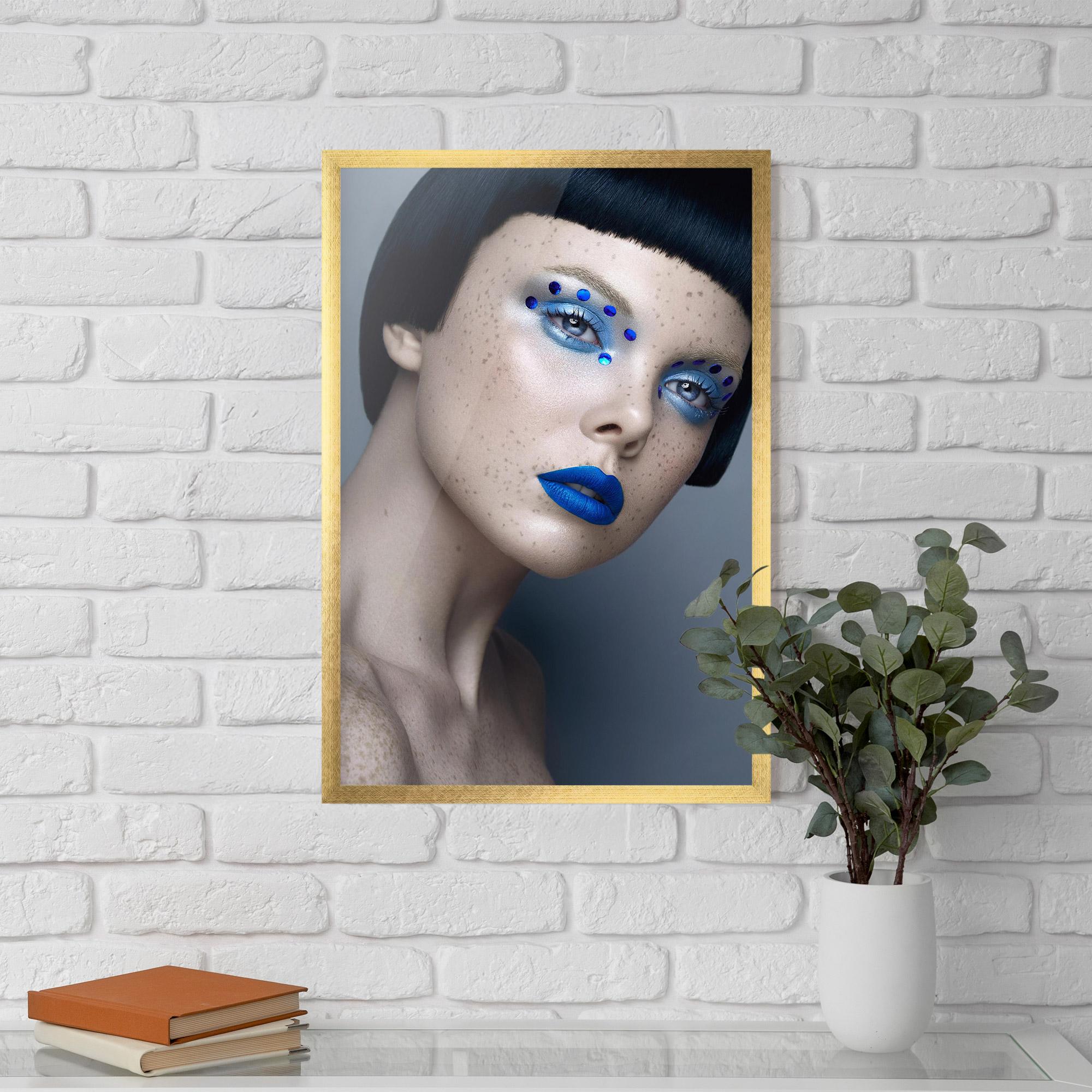 Plakat w Ramie Pretty Blue Makeup mockup 5