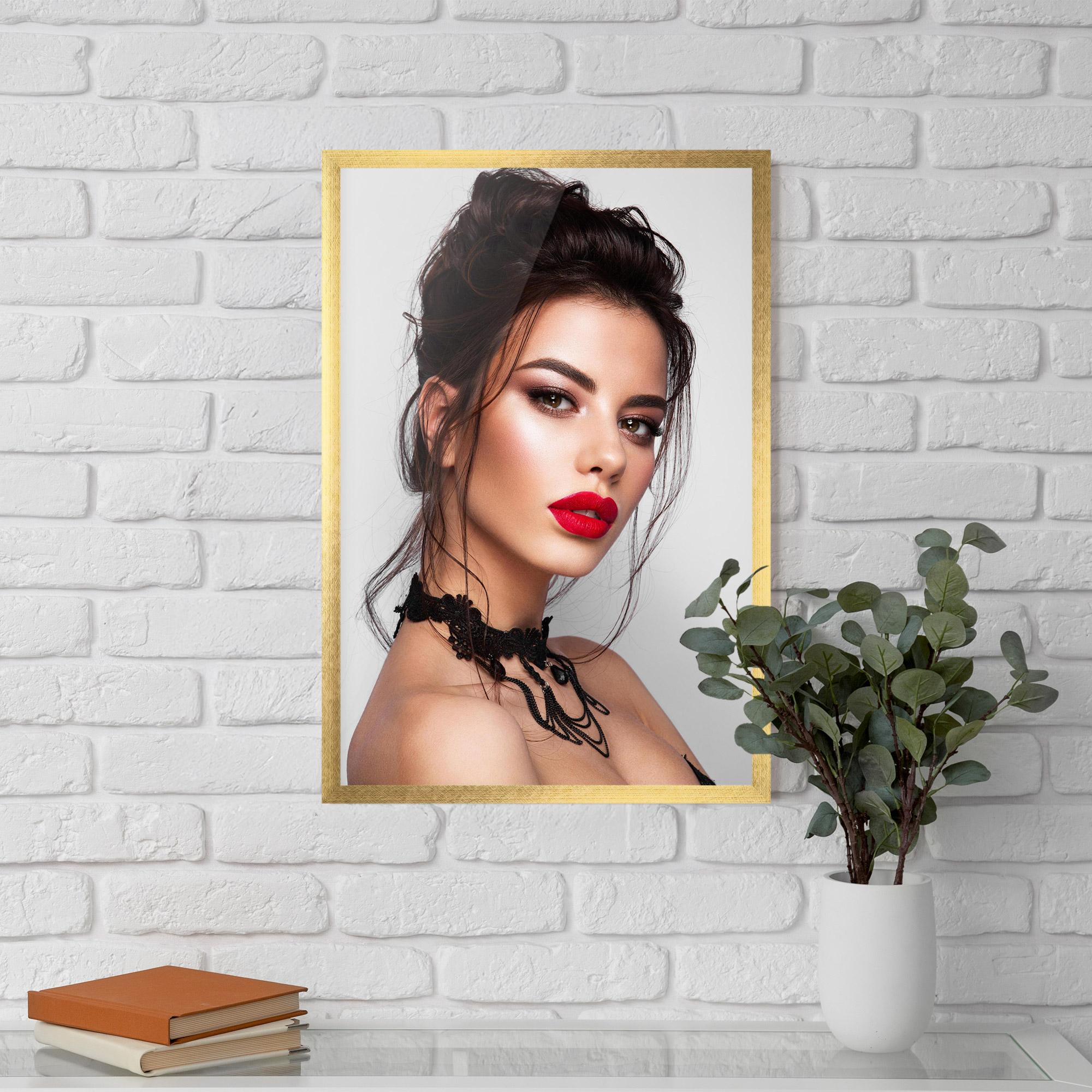 Plakat w Ramie Pretty Brunette Makeup mockup 5