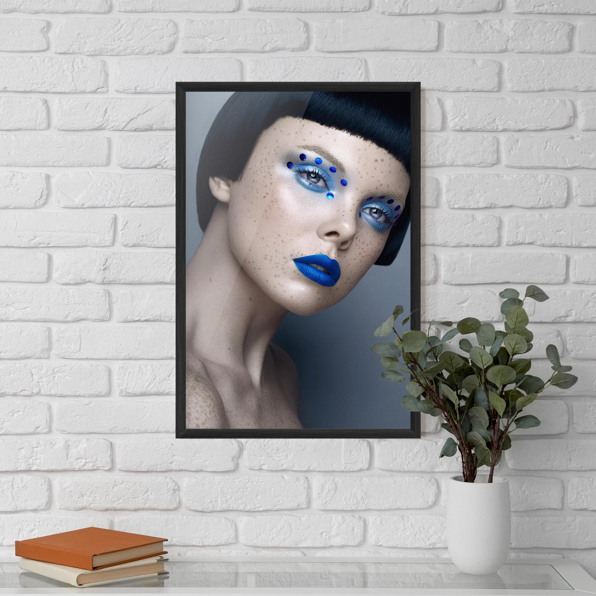 Plakat w Ramie Pretty Blue Makeup mockup 5