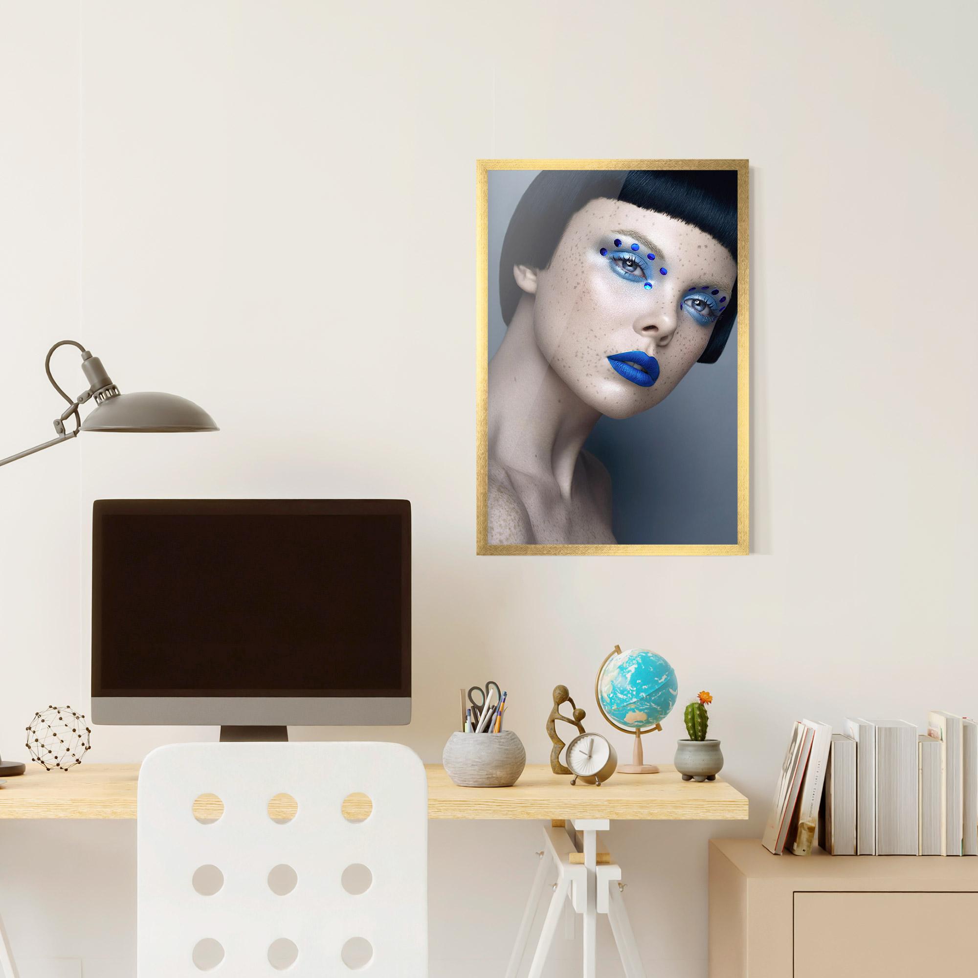 Plakat w Ramie Pretty Blue Makeup mockup 6