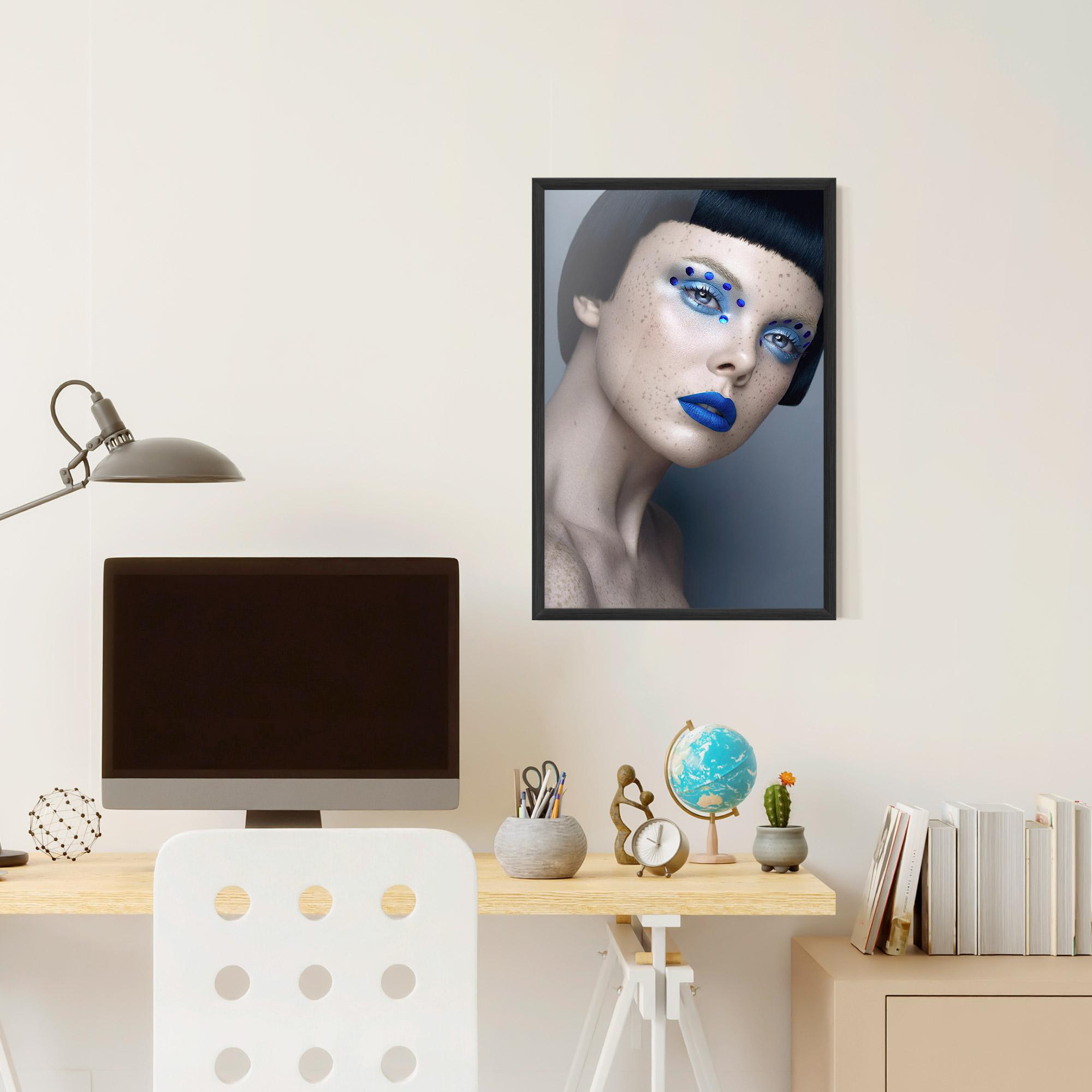 Plakat w Ramie Pretty Blue Makeup mockup 6