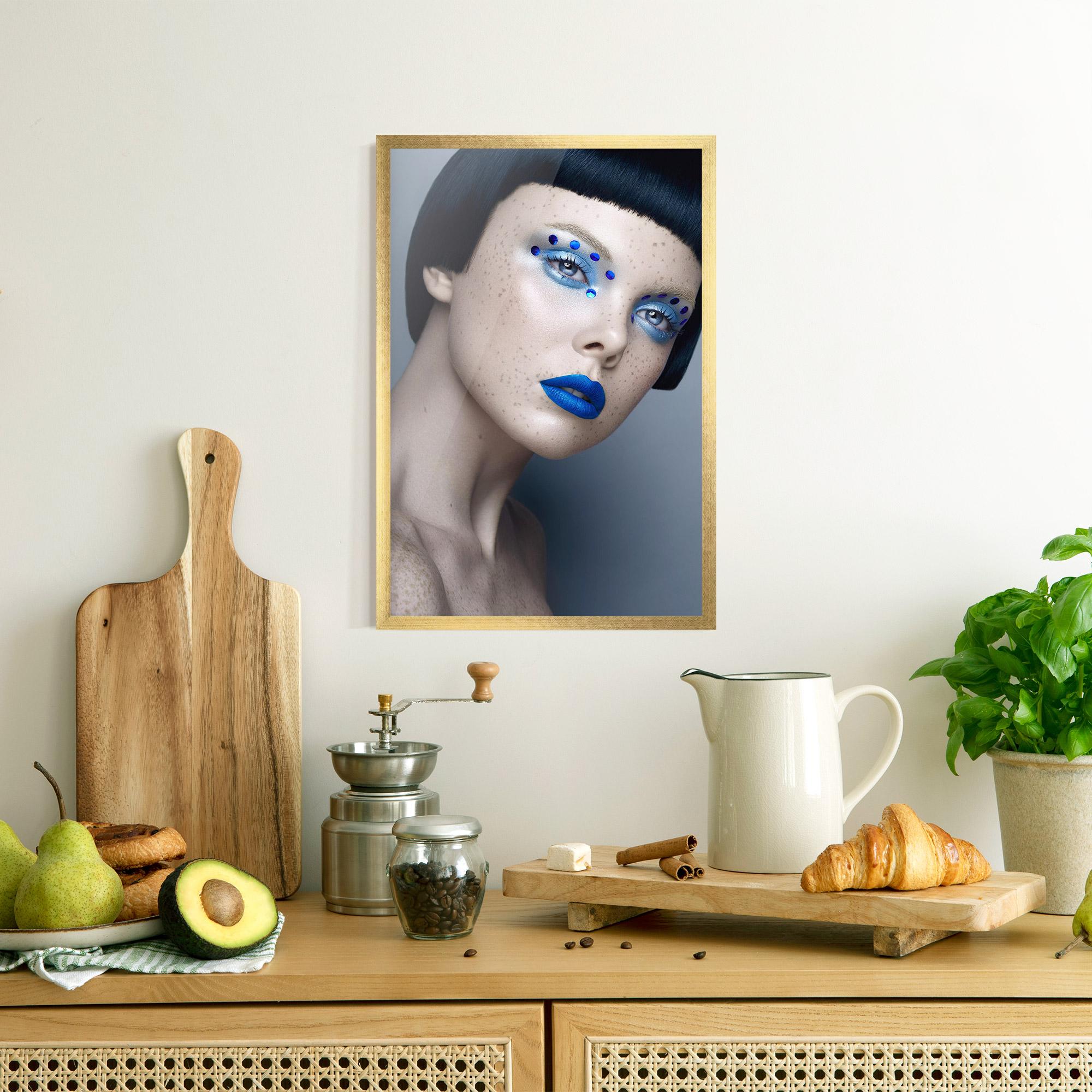 Plakat w Ramie Pretty Blue Makeup mockup 8