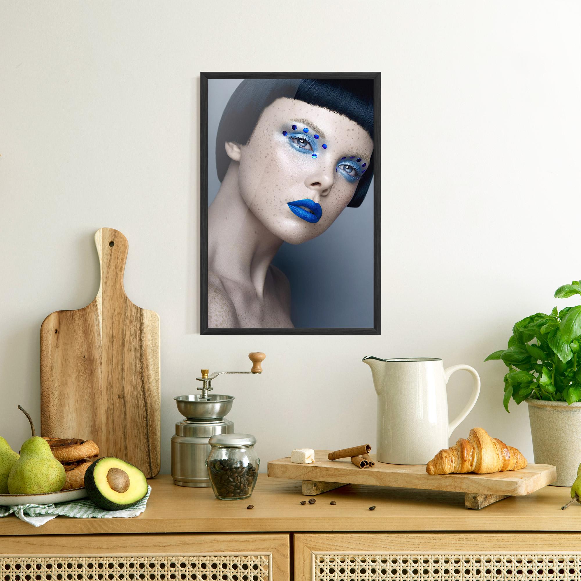 Plakat w Ramie Pretty Blue Makeup mockup 8