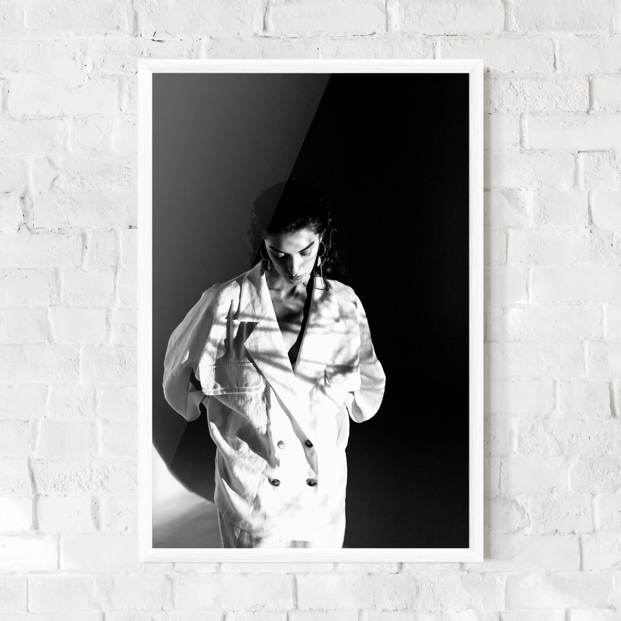 Plakat w Ramie Woman Black Wall mockup 0