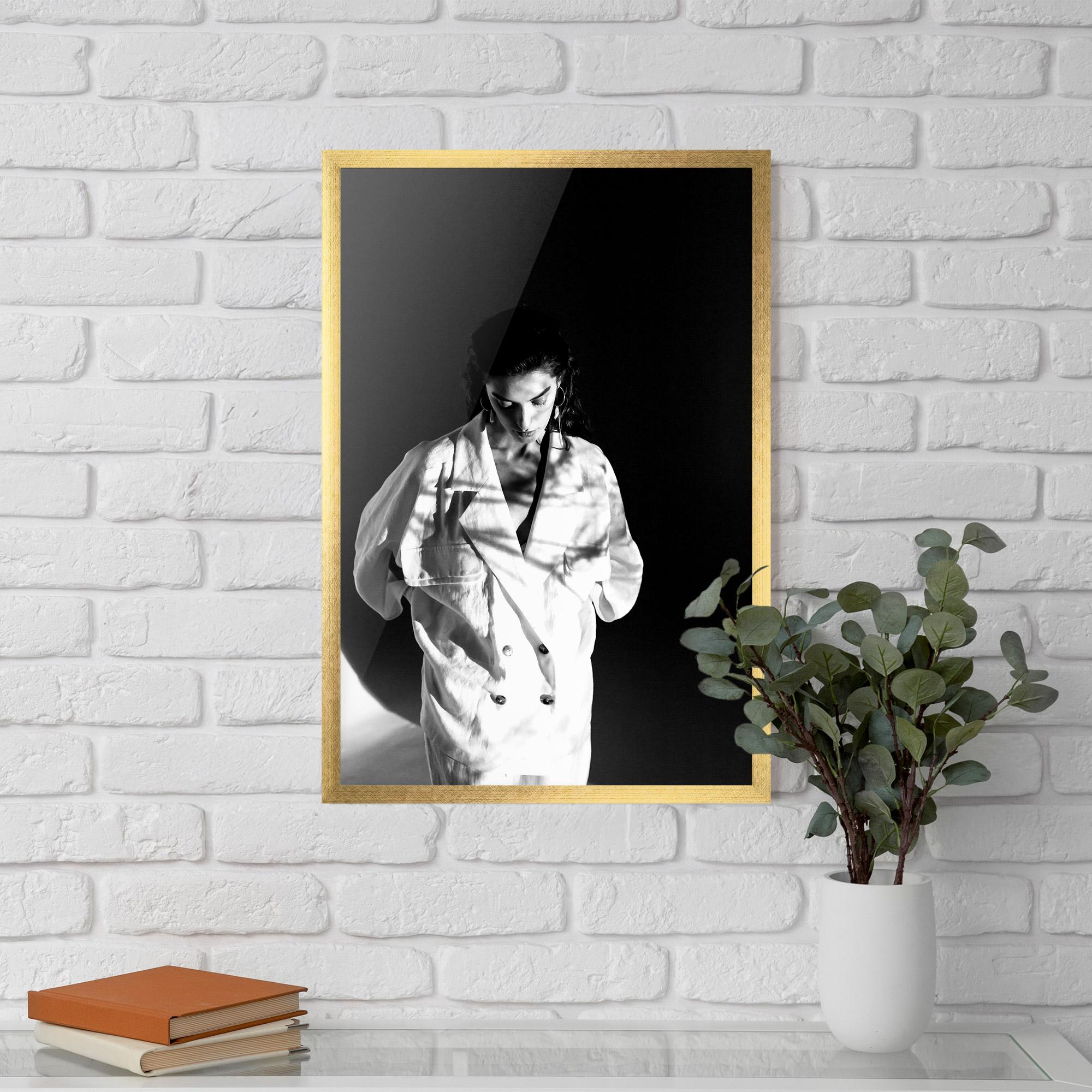 Plakat w Ramie Woman Black Wall mockup 5