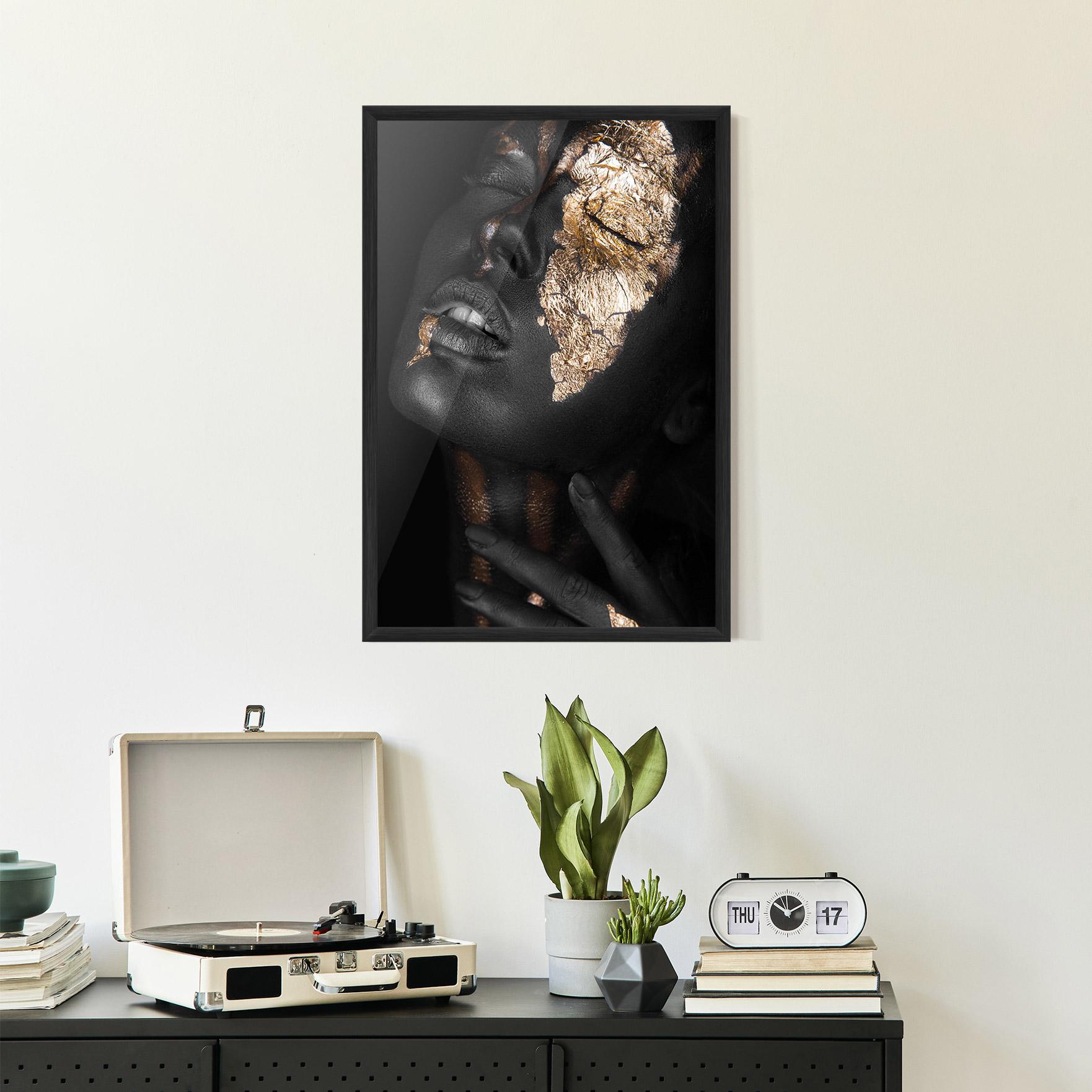 Plakat w Ramie Darkskinned Gold Art mockup 2